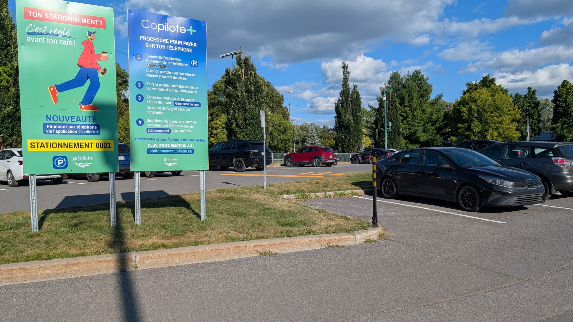 Depuis le 25 août, le projet pilote de stationnement intelligent a été implanté dans le parc Louis-Querbes . (Photo Médialo – Jason Joly)