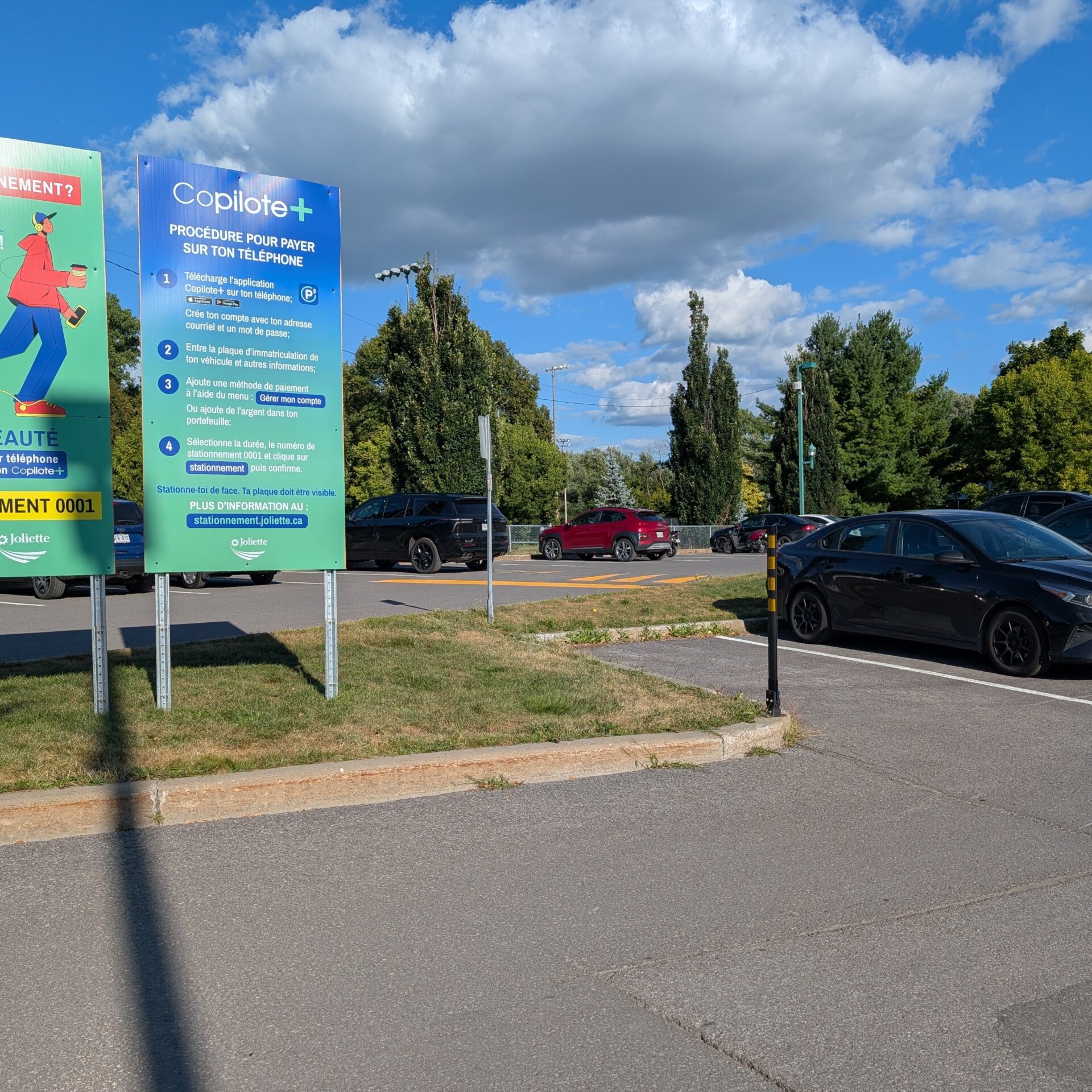 Depuis le 25 août, le projet pilote de stationnement intelligent a été implanté dans le parc Louis-Querbes . (Photo Médialo – Jason Joly)