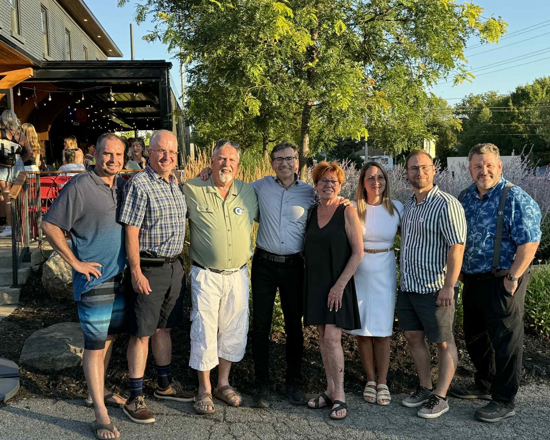 Nicolas Proulx, Parti québécois de Deux-Montagnes; Nicolas Lagacé, Parti québécois de Mirabel; Denis Royal, Parti québécois de la région Laurentides-Nord; Pascal Paradis, député de Jean-Talon; Monique Guay, Parti québécois de Prévost, Sandrine Michon, co-porte-parole femmes et jeunesse; Guillaume Freire, Parti québécois de Bertrand et Sébastien Bazinet, Parti québécois de Labelle. (Photo gracieuseté)