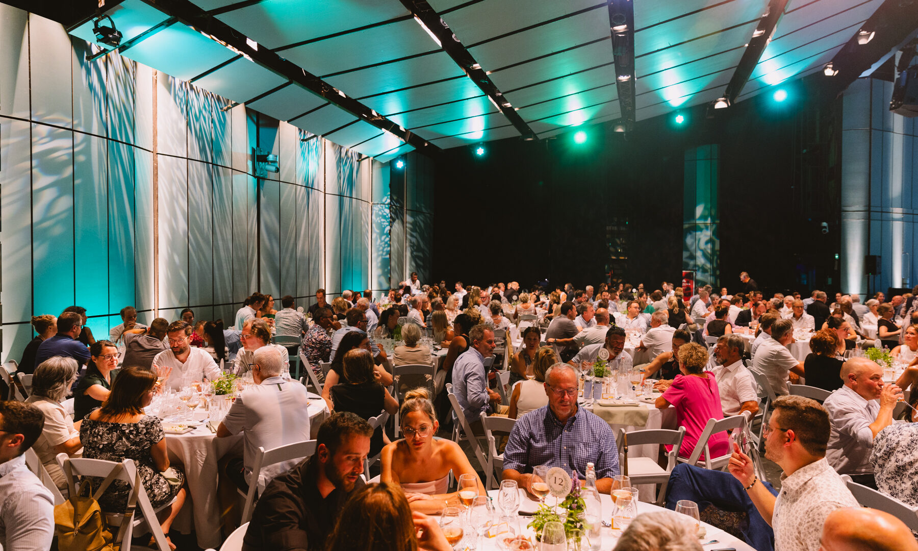 Un total de 230 convives ont dégusté un souper gastronomique directement sur la scène de l’Amphithéâtre Fernand-Lindsay. (Photo gracieuseté – Gabriel Fournier)