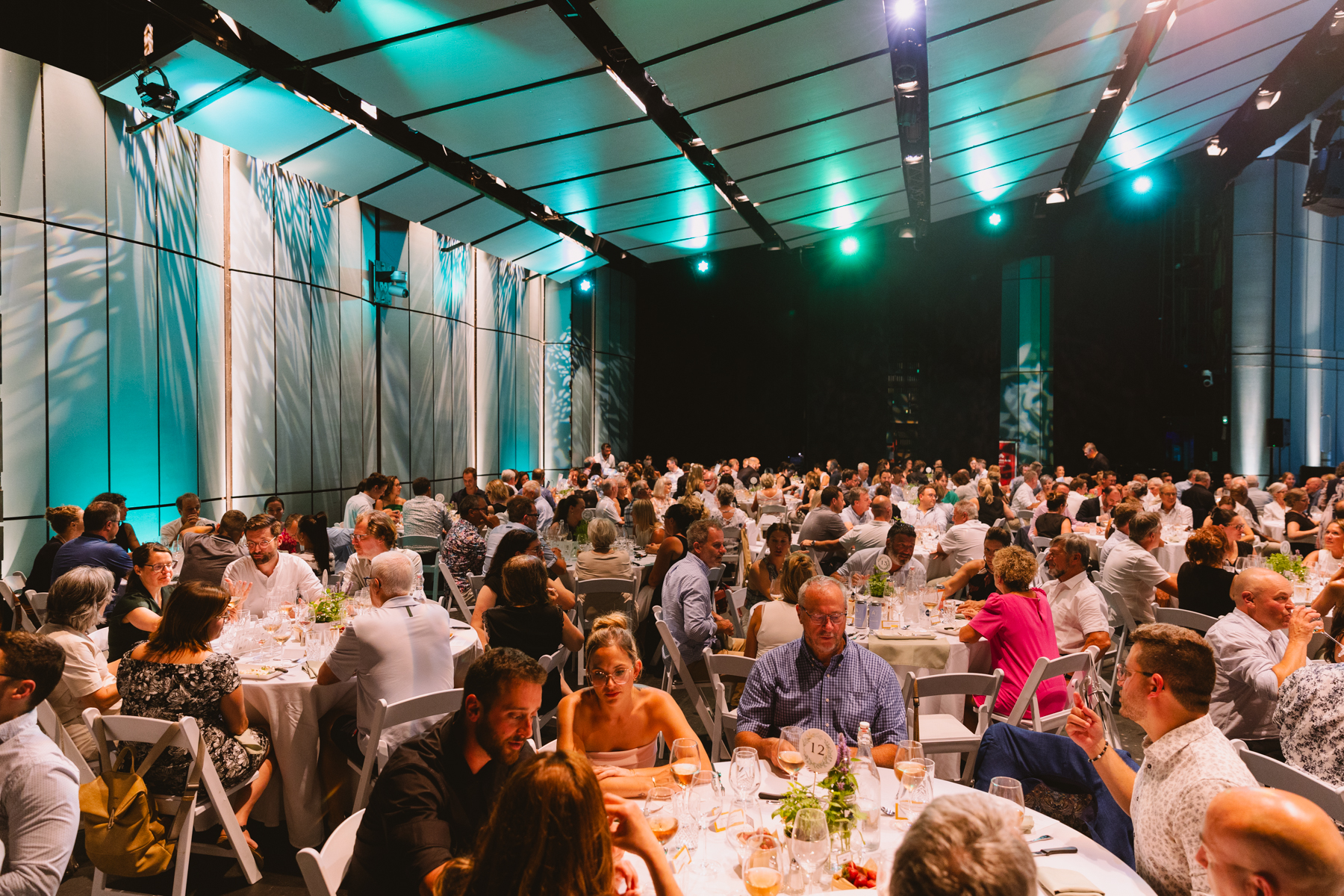 Un total de 230 convives ont dégusté un souper gastronomique directement sur la scène de l’Amphithéâtre Fernand-Lindsay. (Photo gracieuseté – Gabriel Fournier)