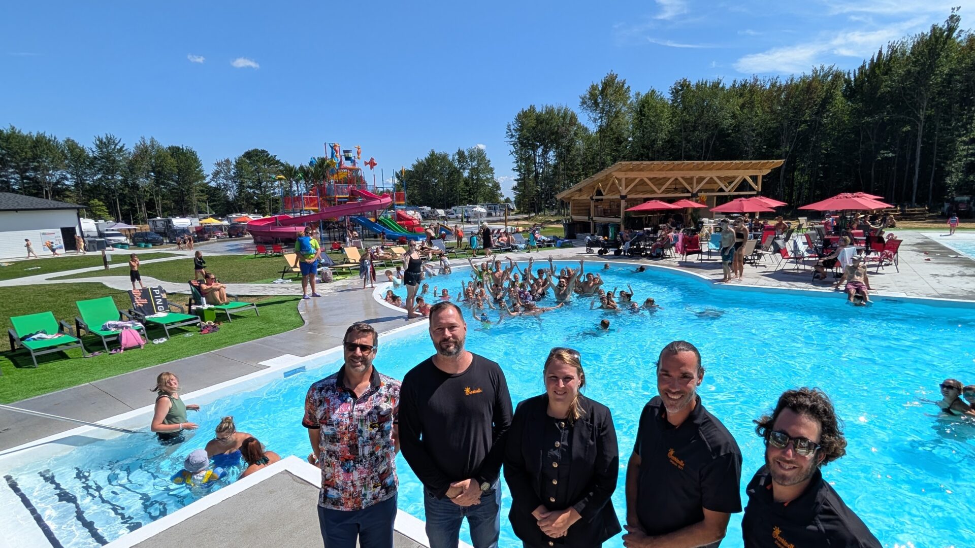 André Thériault; Pascal Carbonneau; Audrey Boisjoly; David Carbonneau; David Turcotte, directeur aux opérations du Groupe Sentinelle ainsi que les jeunes du camp de jour à l’arrière-plan. (Photo gracieuseté) 