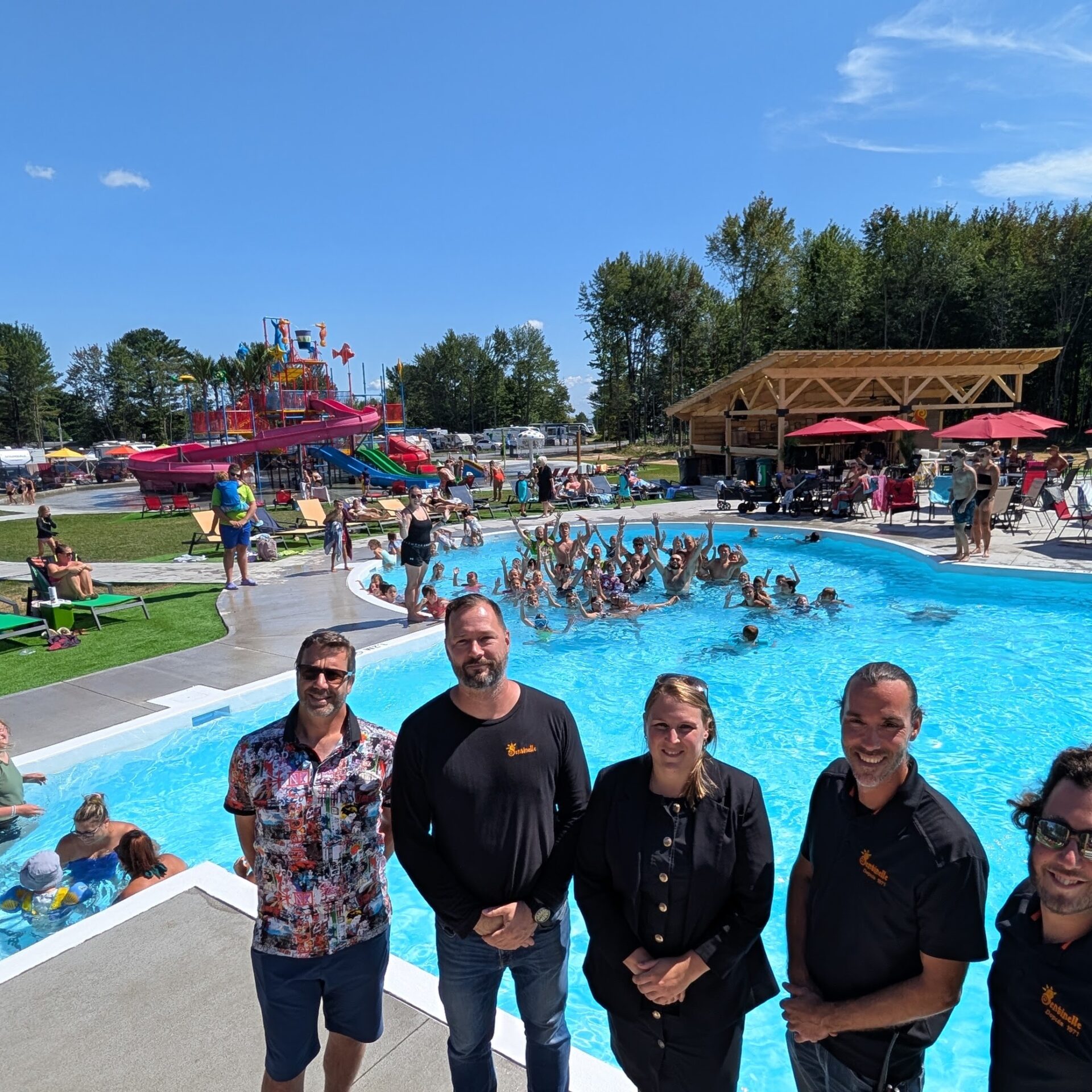 André Thériault; Pascal Carbonneau; Audrey Boisjoly; David Carbonneau; David Turcotte, directeur aux opérations du Groupe Sentinelle ainsi que les jeunes du camp de jour à l’arrière-plan. (Photo gracieuseté) 