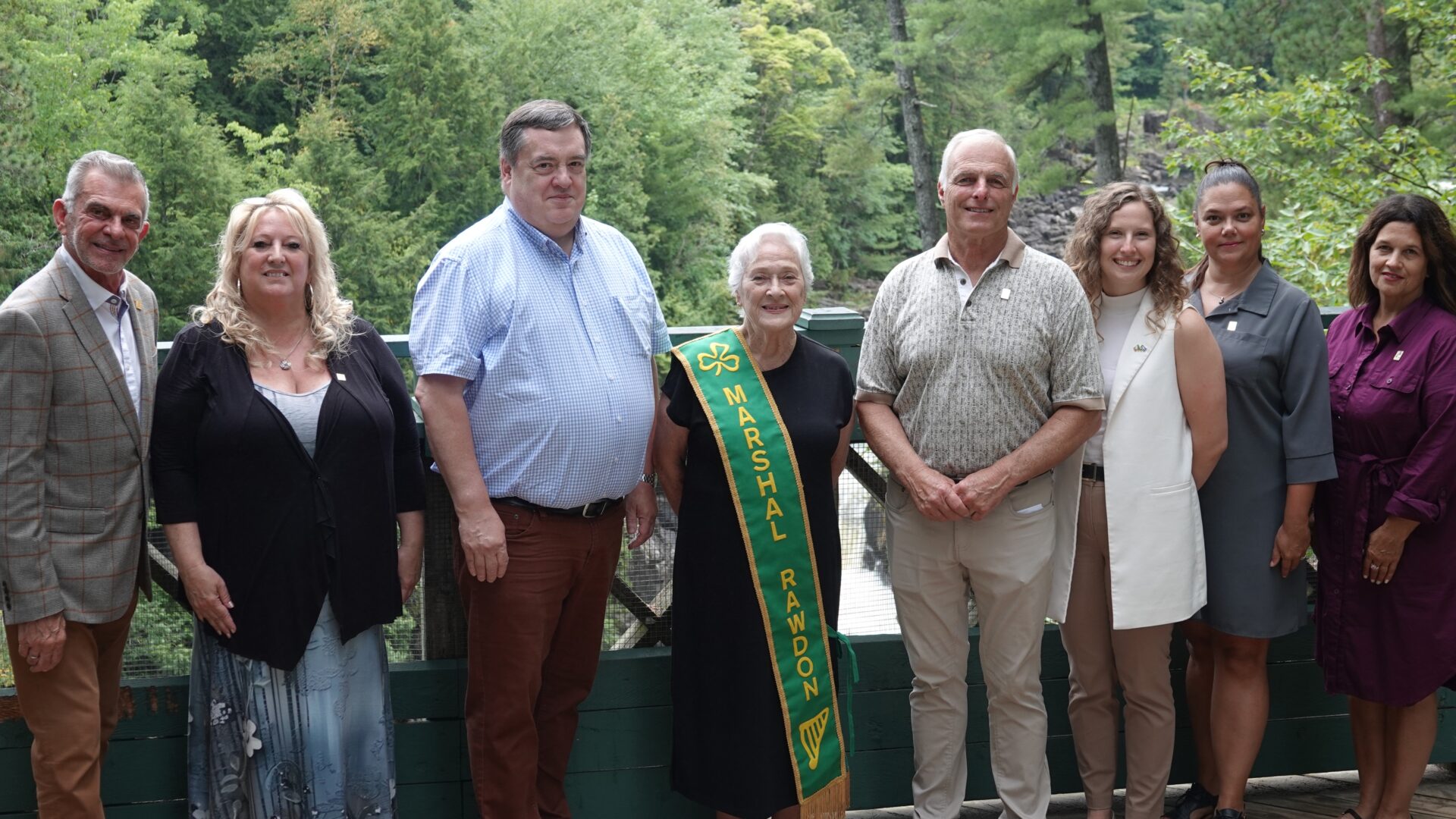 Raynald Michaud, conseiller municipal ; Kimberly St. Denis, conseillère municipale; Bryan O’Gallagher, consul honoraire d’Irlande; Irene Scott, Grand Marshal du Festival Saint-Patrick 2025; Raymond Rougeau, maire de Rawdon ; Elyna Bergeron, attachée aux affaires francophones à l’Ambassade d’Irlande ; Josianne Girard, conseillère municipale et Stéphanie Labelle, conseillère municipale, posant devant les chutes Dorwin. (Photo gracieuseté – Municipalité de Rawdon)