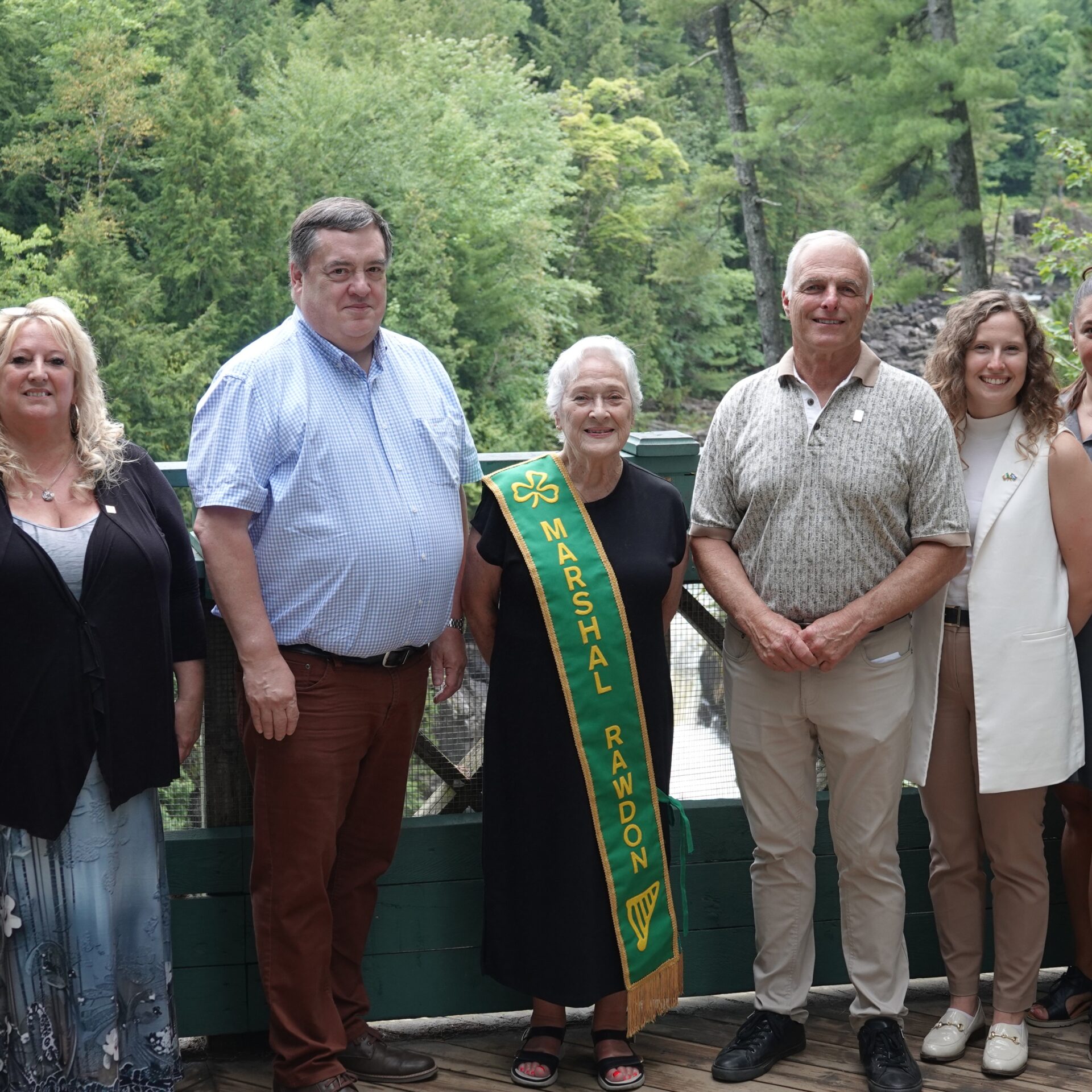Raynald Michaud, conseiller municipal ; Kimberly St. Denis, conseillère municipale; Bryan O’Gallagher, consul honoraire d’Irlande; Irene Scott, Grand Marshal du Festival Saint-Patrick 2025; Raymond Rougeau, maire de Rawdon ; Elyna Bergeron, attachée aux affaires francophones à l’Ambassade d’Irlande ; Josianne Girard, conseillère municipale et Stéphanie Labelle, conseillère municipale, posant devant les chutes Dorwin. (Photo gracieuseté – Municipalité de Rawdon)