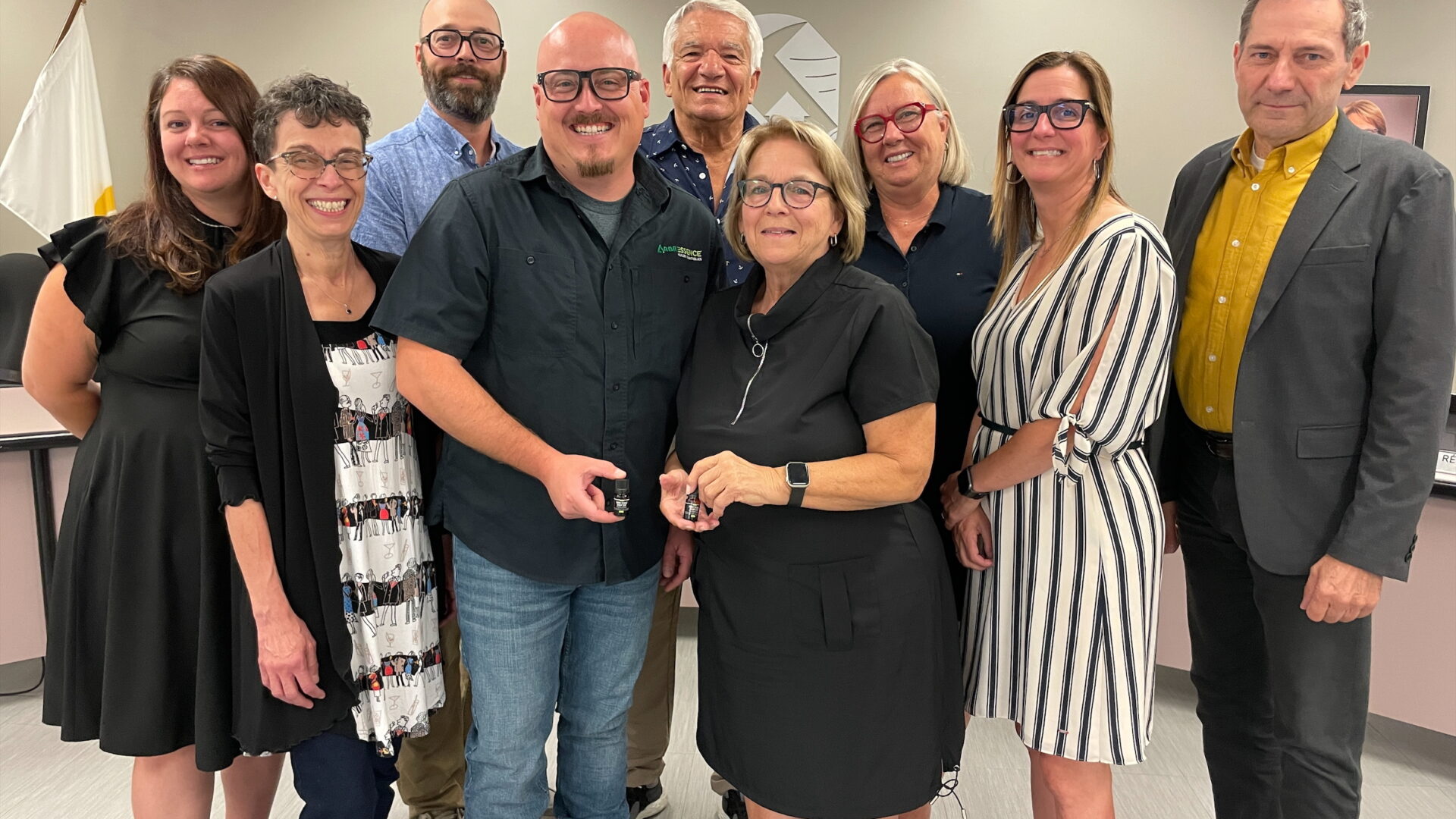 Les élus Stéphanie Godin, Marie-Christine Laroche et Régis Soucy; Kevin Girard, directeur du développement chez Arbressence; Jean-Guy Forget, élu; Suzanne Dauphin, mairesse; Nicole Chevalier, élue; Marie-Andrée Breault, directrice générale et Serge Adam, directeur général adjoint. (Photo gracieuseté)