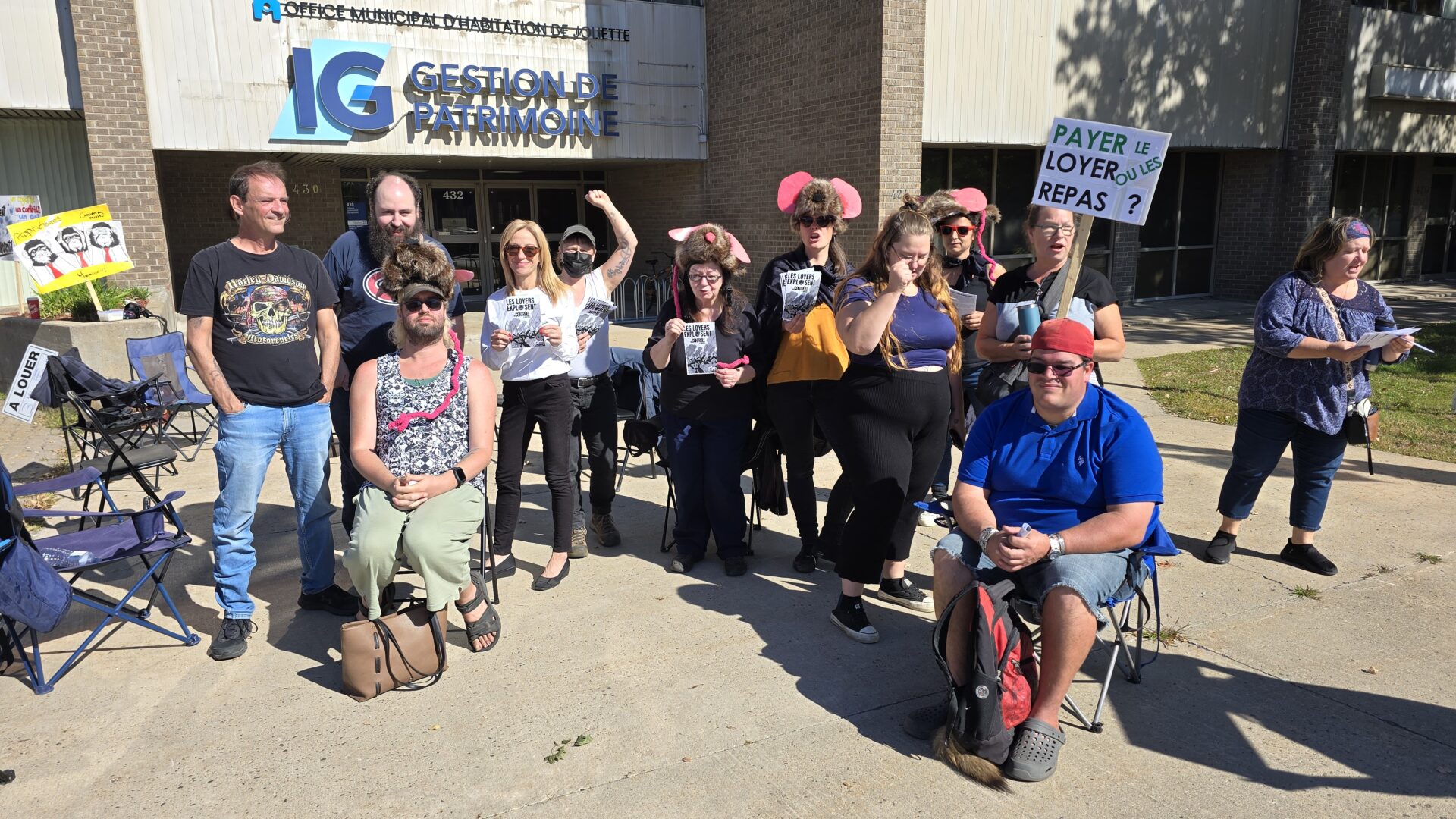 Des locataires ont dénoncé la crise du logement devant l’Office municipal d’habitation de Joliette. (Photo gracieuseté)
