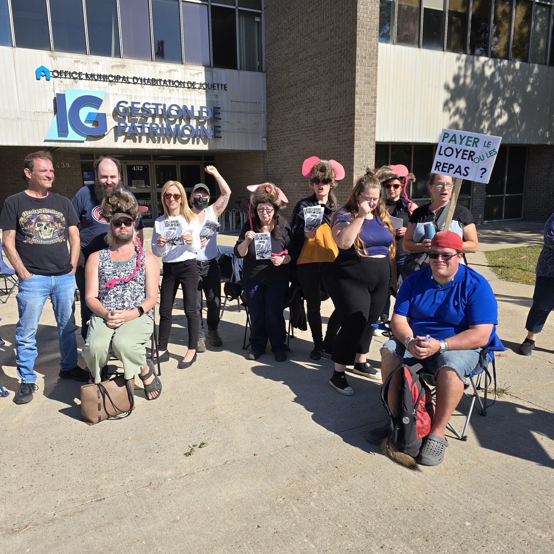 Des locataires ont dénoncé la crise du logement devant l’Office municipal d’habitation de Joliette. (Photo gracieuseté)