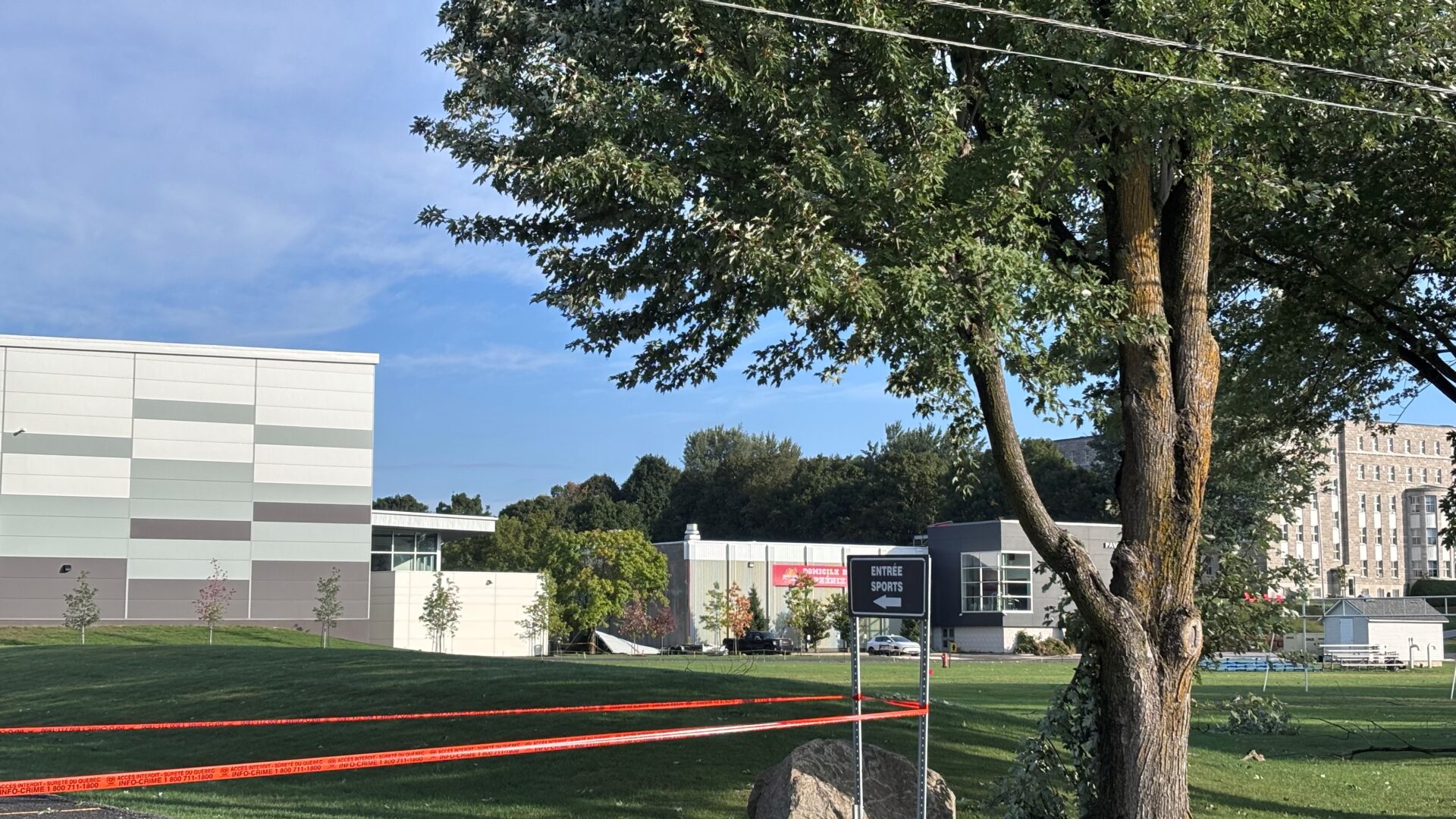 Les orages et les vents violents ont créé des dommages sur le bâtiment et le terrain du Collège Esther-Blondin. (Photo Médialo - Élise Brouillette)