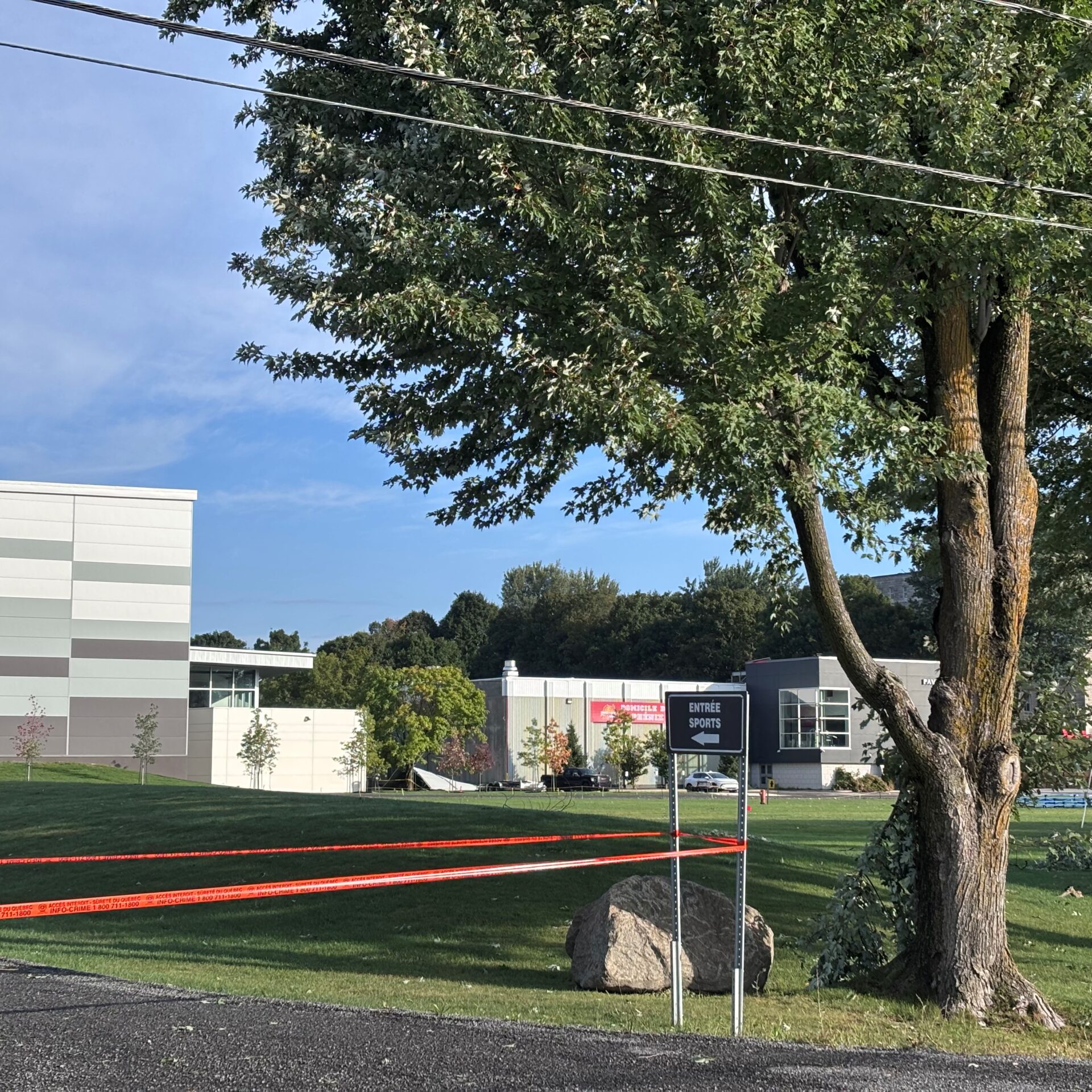 Les orages et les vents violents ont créé des dommages sur le bâtiment et le terrain du Collège Esther-Blondin. (Photo Médialo - Élise Brouillette)