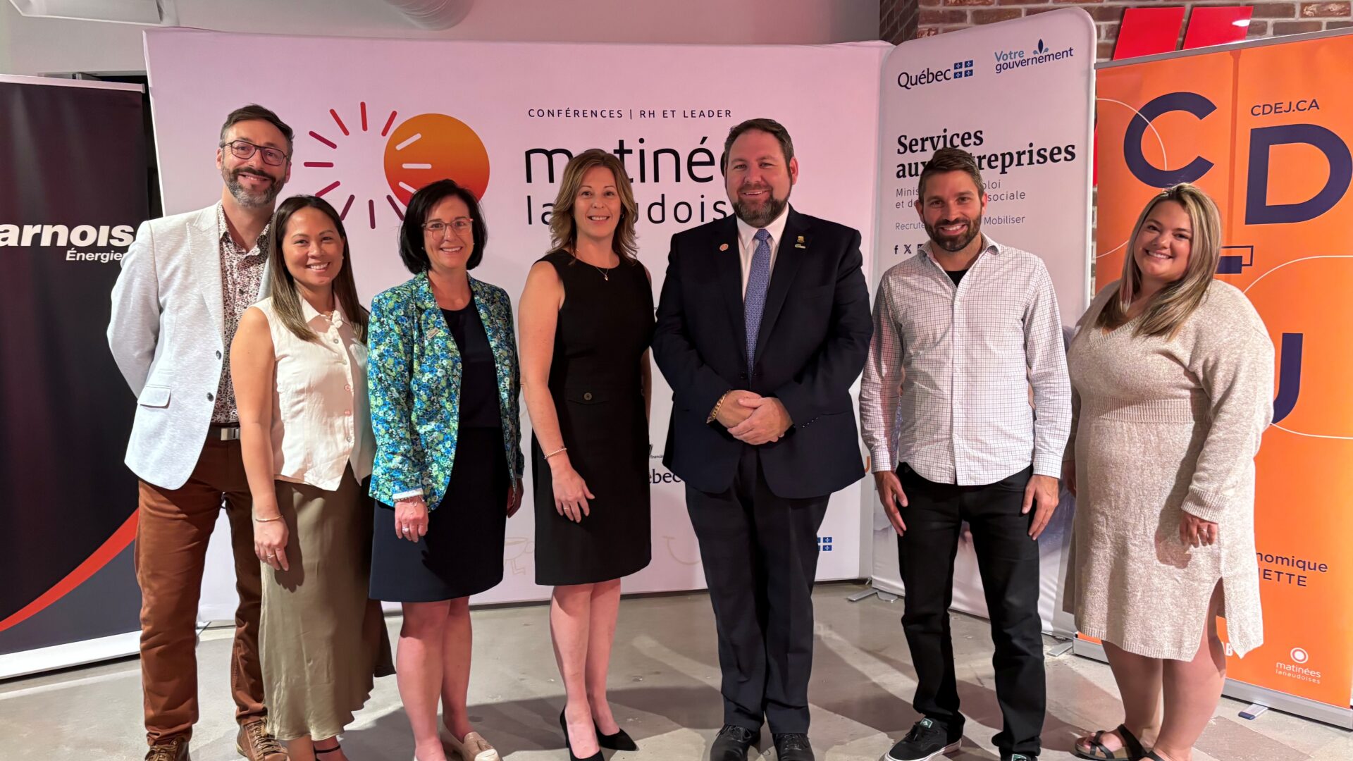 Nicolas Framey, Corporation de développement économique de la MRC de Joliette (CDÉJ); Angie Dejo-Galvez et Vicki Jung, ministère de l’Emploi et de la Solidarité sociale (MESS); Christina Corsi, Harnois Énergies; Pierre-Luc Bellerose, président de la CDÉJ, préfet de la MRC de Joliette et maire de la Ville de Joliette; Simon Potvin, Les Entreprises Généreux et Alexia Landreville (MESS). (Photo Médialo – Élise Brouillette)
