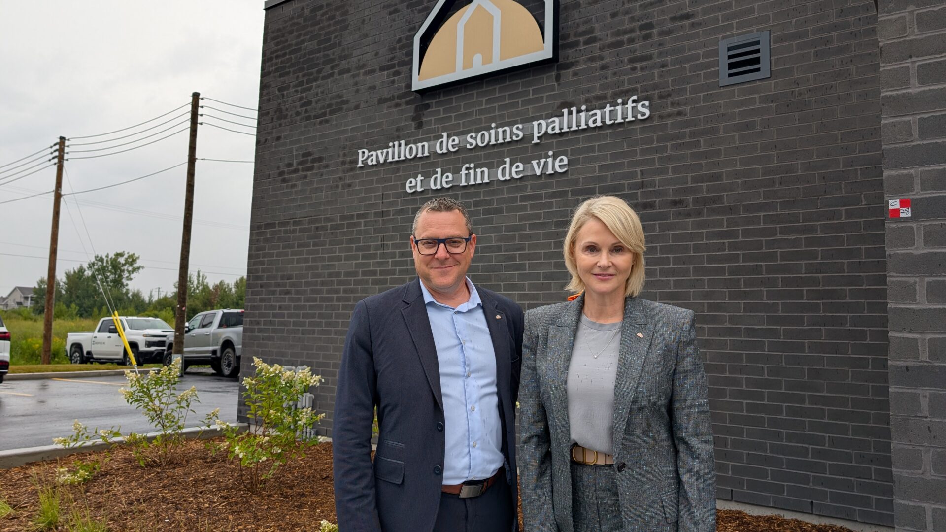 Philippe Ethier et Geneviève Biron étaient présents lors de l’inauguration du Pavillon de soins palliatifs et de fin de vie. (Photo Médialo – Jason Joly)