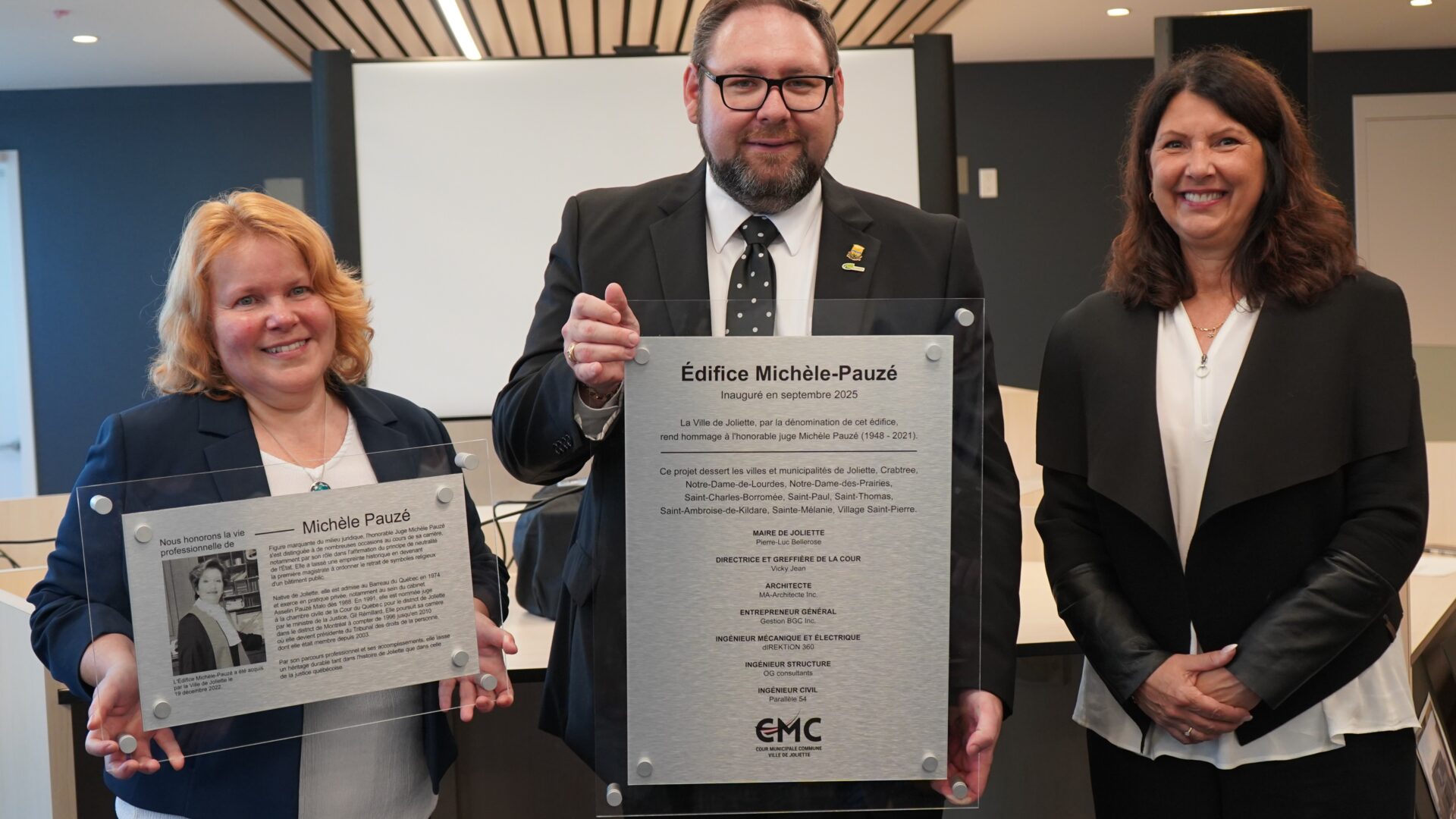 Le maire Pierre-Luc Bellerose, entouré de Vicky Jean, directrice et greffière de la Cour municipale commune de Joliette, ainsi que de l’honorable Nathalie Duchesne, juge municipale en chef. (Photo gracieuseté)