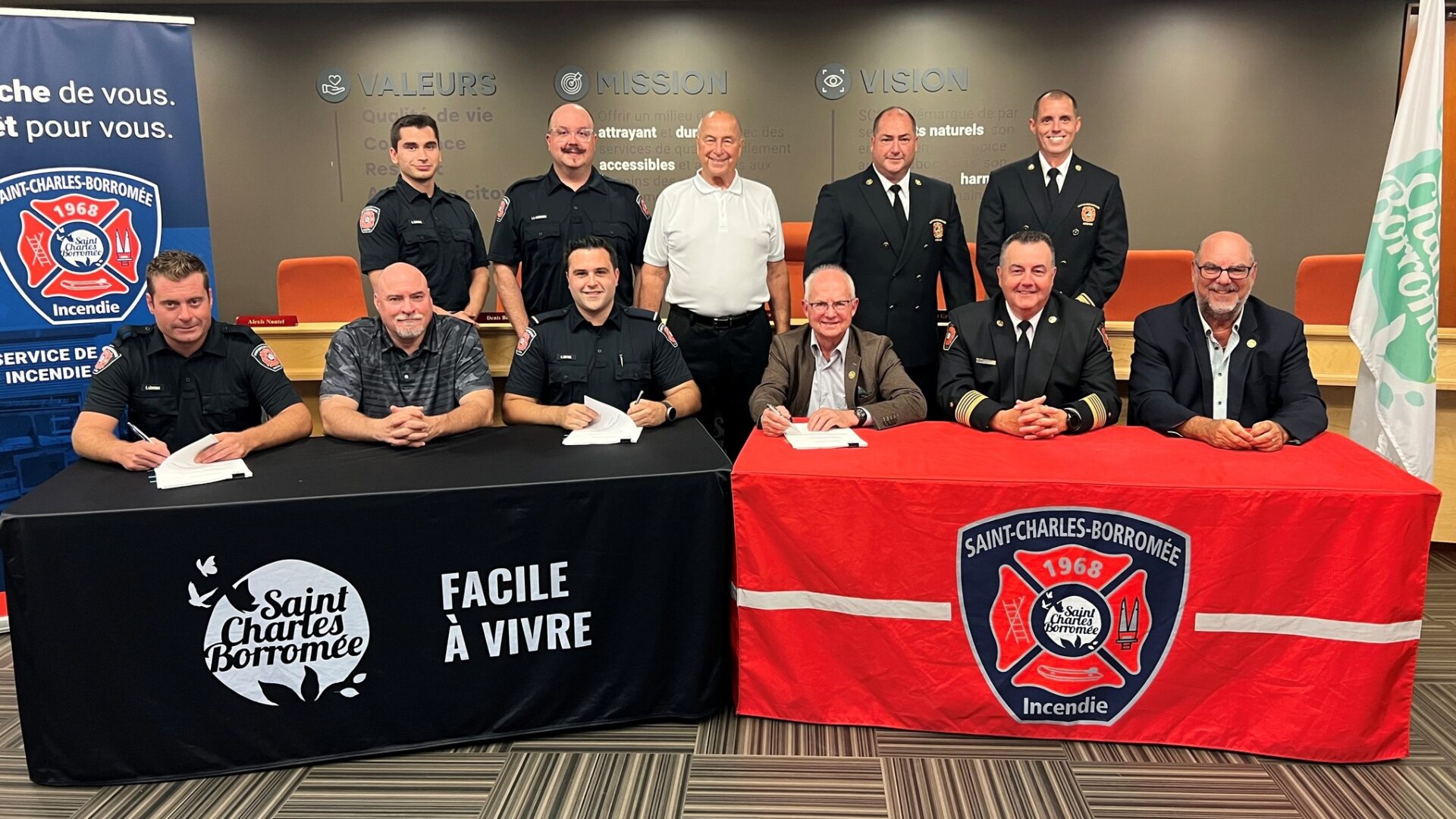 Le syndicat SCFP 7182 et la Ville de Saint-Charles-Borromée ont signé la nouvelle convention collective. (Photo gracieuseté)