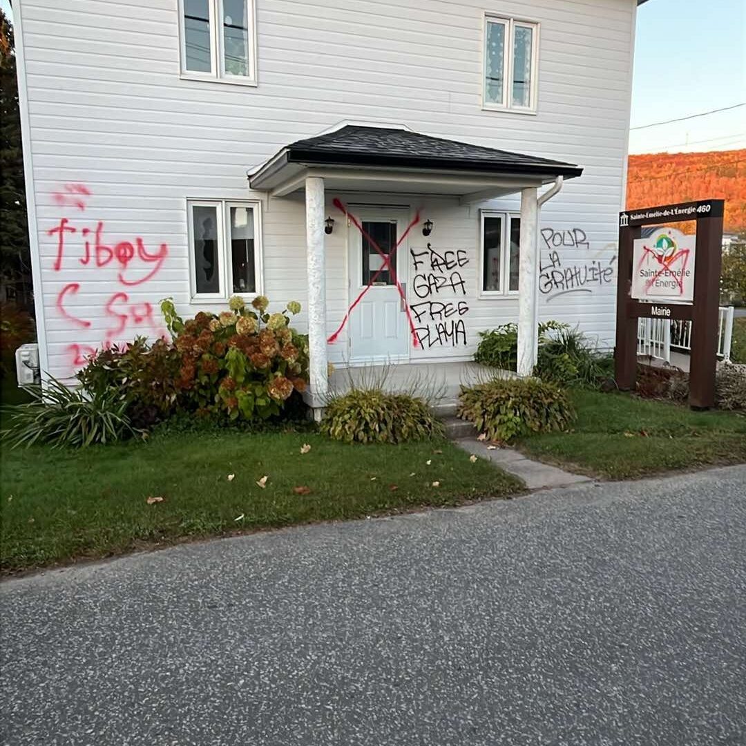 La mairie de Sainte-Émélie-de-l'Énergie a été vandalisée tôt le matin du 12 octobre. (Photo tirée de Facebook)