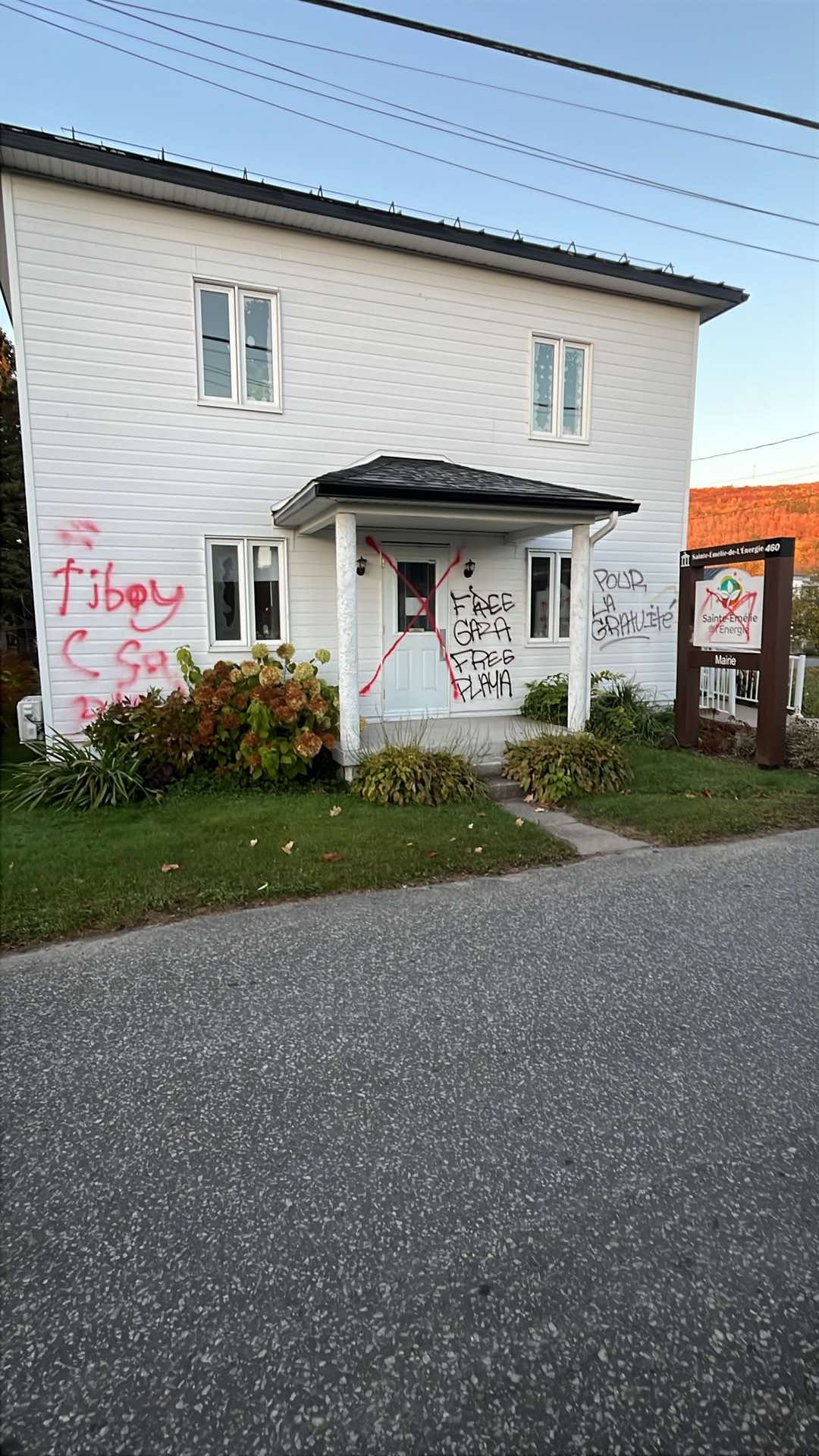 La mairie de Sainte-Émélie-de-l'Énergie a été vandalisée tôt le matin du 12 octobre. (Photo tirée de Facebook)