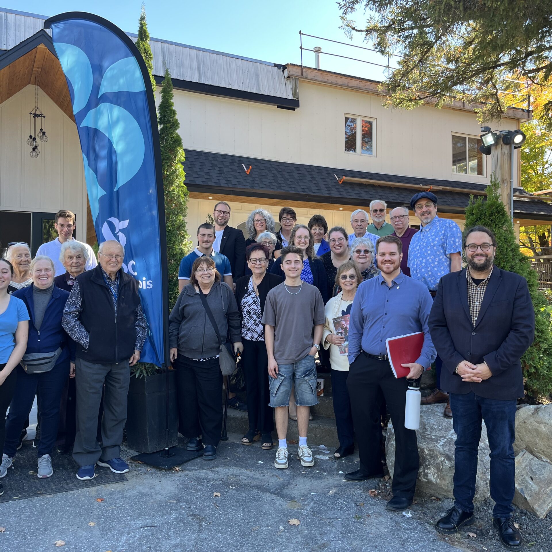 Le rassemblement en compagnie des bénévoles et des membres de l'exécutif. (Photo gracieuseté)