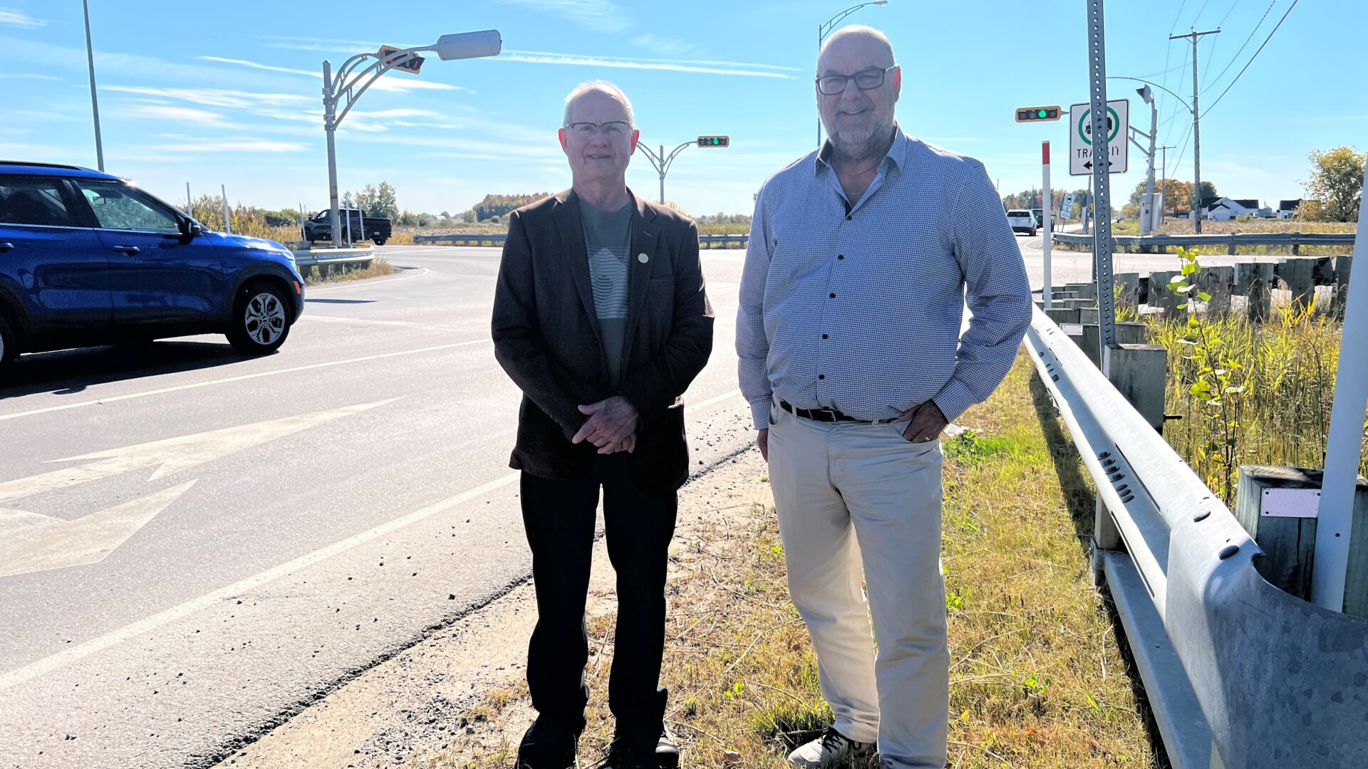 L’ancien maire Robert Bibeau s’était rendu à l’emplacement des feux en compagnie du directeur général Claude Crépeau. (Photo gracieuseté)