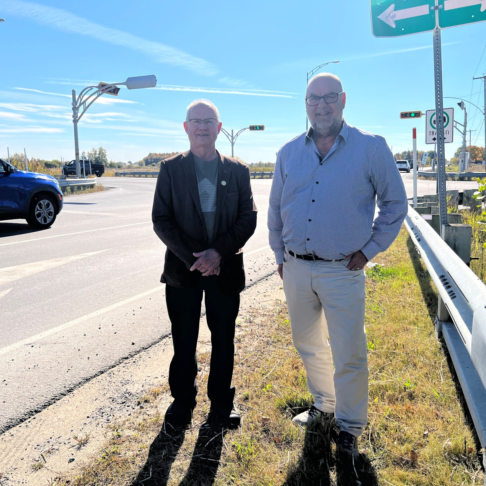 L’ancien maire Robert Bibeau s’était rendu à l’emplacement des feux en compagnie du directeur général Claude Crépeau. (Photo gracieuseté)