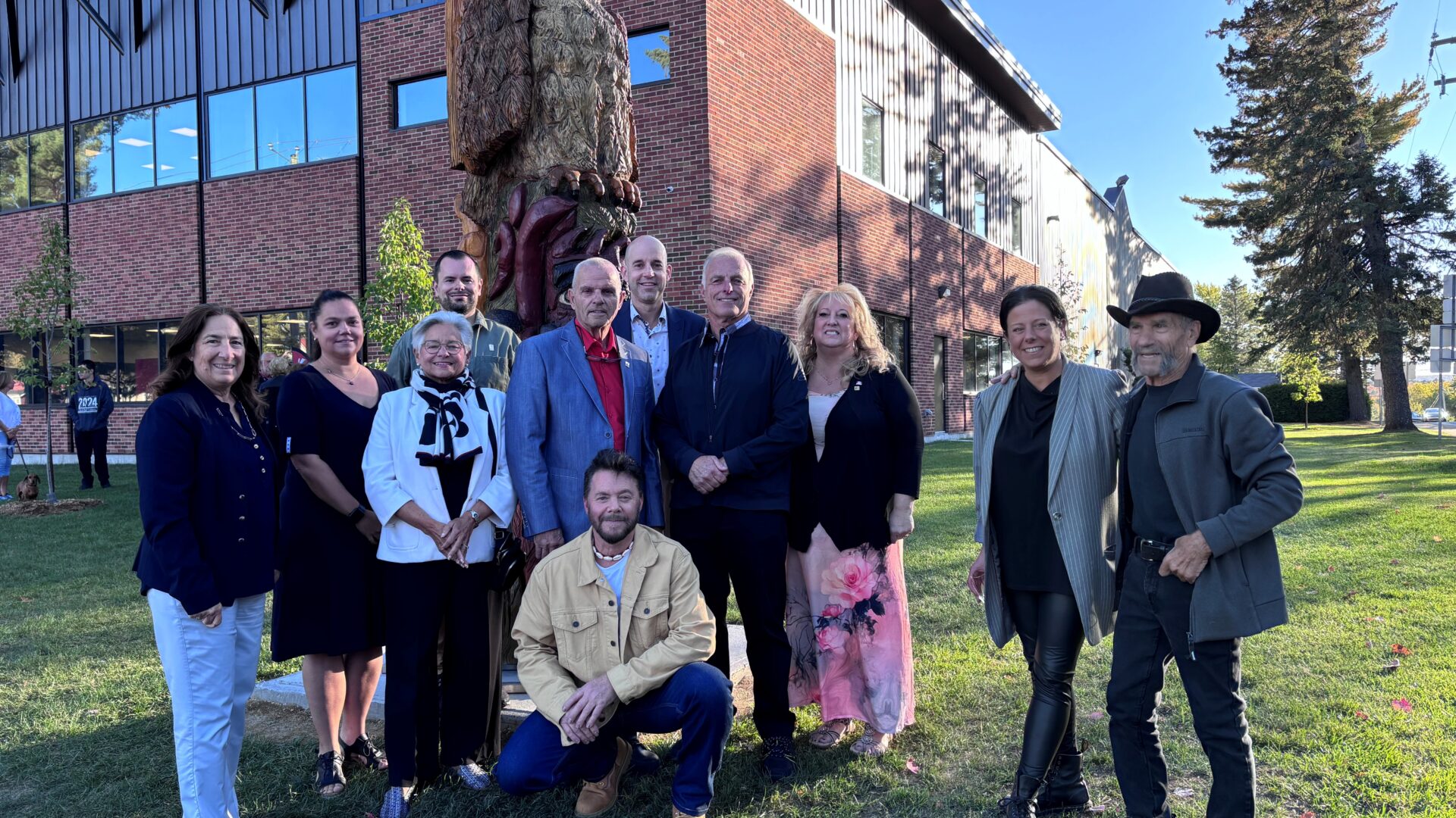Les partenaires et les acteurs du projet lors de l'inauguration de la sculpture au Collège Champagneur de Rawdon. (Photo Médialo - Élise Brouillette)