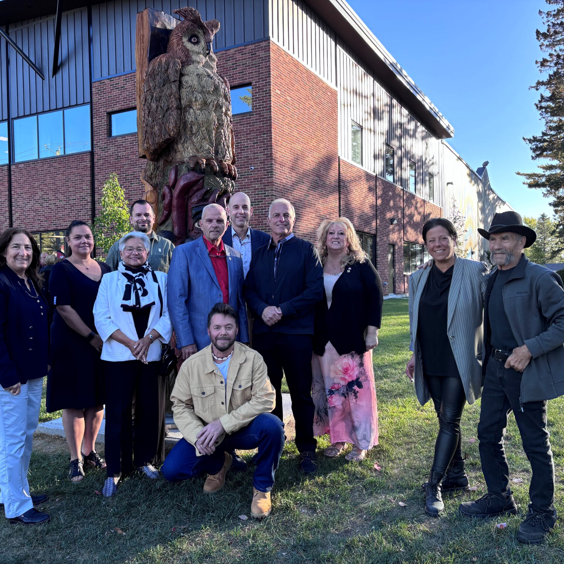 Les partenaires et les acteurs du projet lors de l'inauguration de la sculpture au Collège Champagneur de Rawdon. (Photo Médialo - Élise Brouillette)