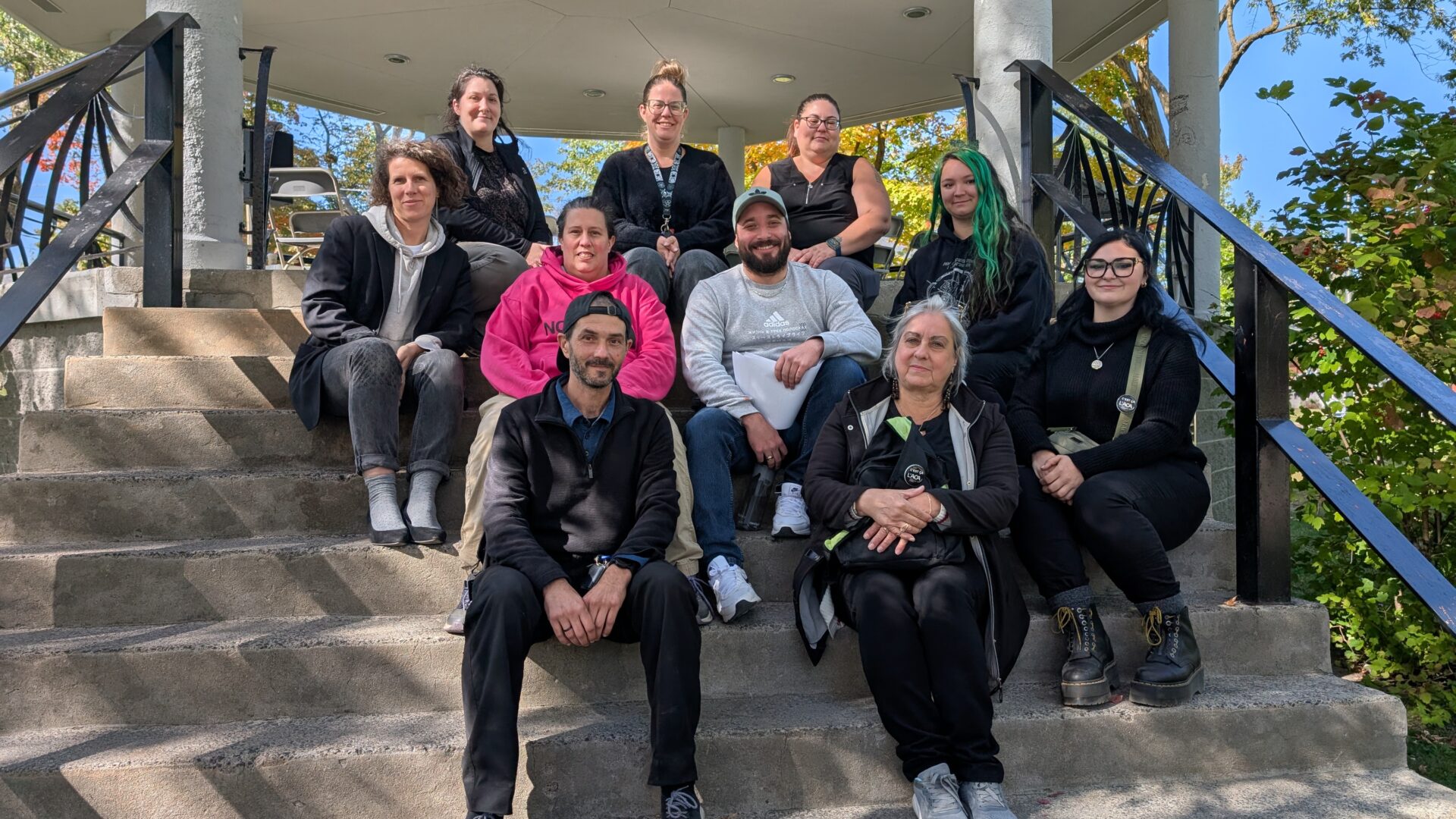 Les membres du comité organisateur de la Nuit des sans-abri étaient présents pour l’annonce de l’événement. (Photo Médialo – Jason Joly)