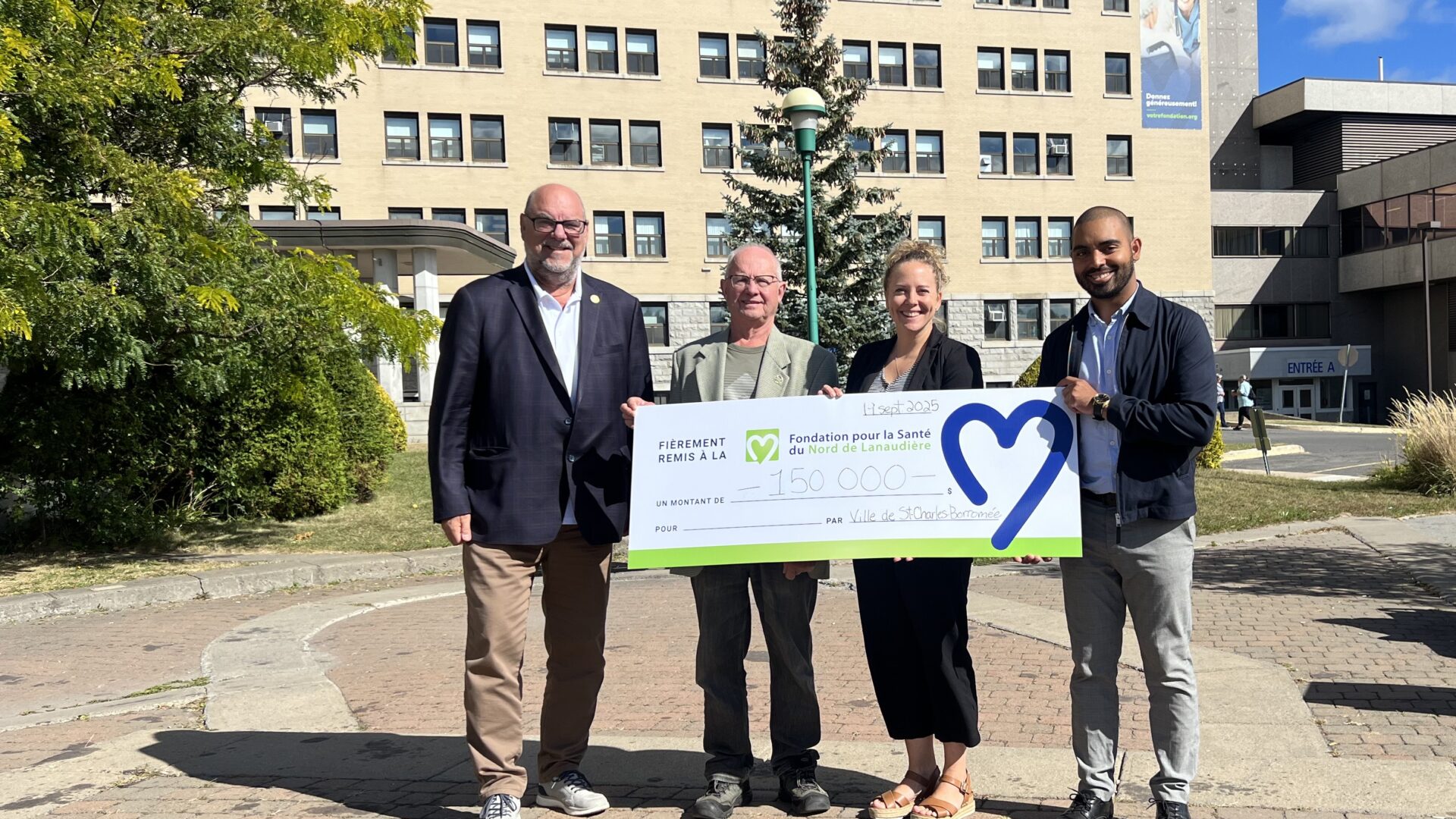Claude Crépeau, directeur général de la Ville de Saint-Charles-Borromée; Robert Bibeau; Maude Malo et Pierre-Luc Théroux, coordonnateur aux événements à la fondation. (Photo gracieuseté)