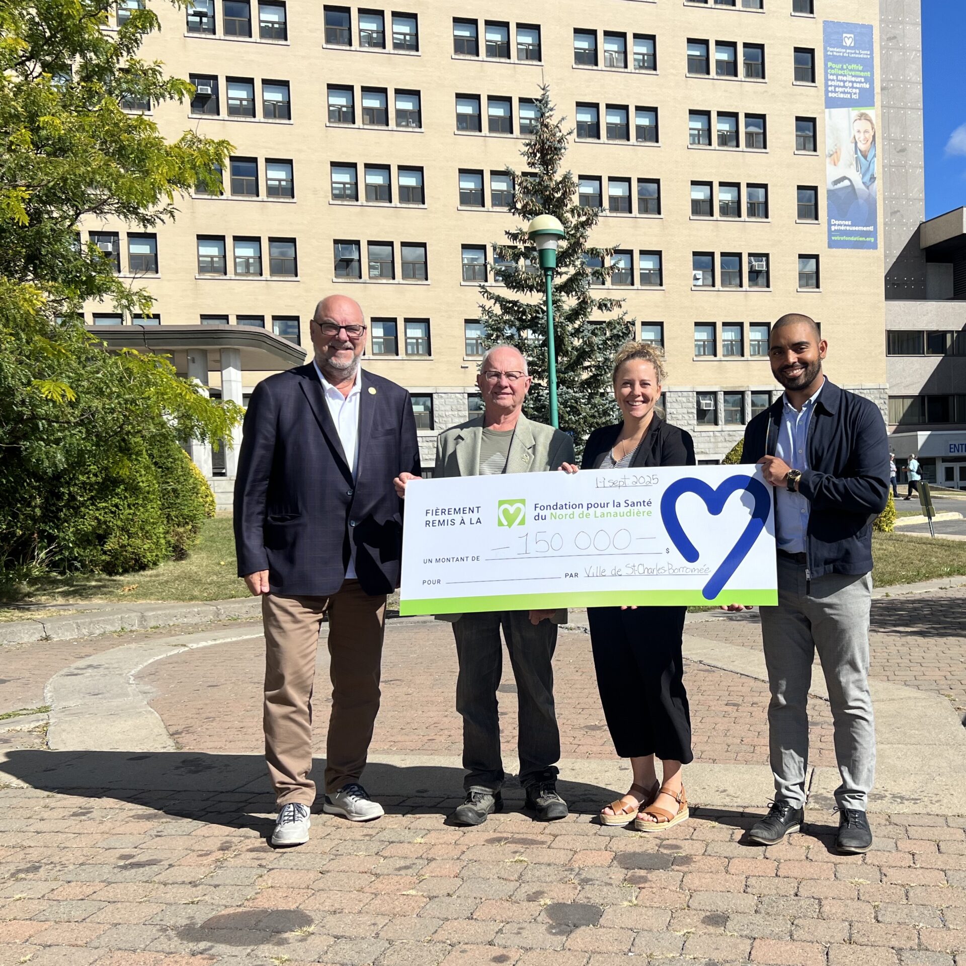 Claude Crépeau, directeur général de la Ville de Saint-Charles-Borromée; Robert Bibeau; Maude Malo et Pierre-Luc Théroux, coordonnateur aux événements à la fondation. (Photo gracieuseté)