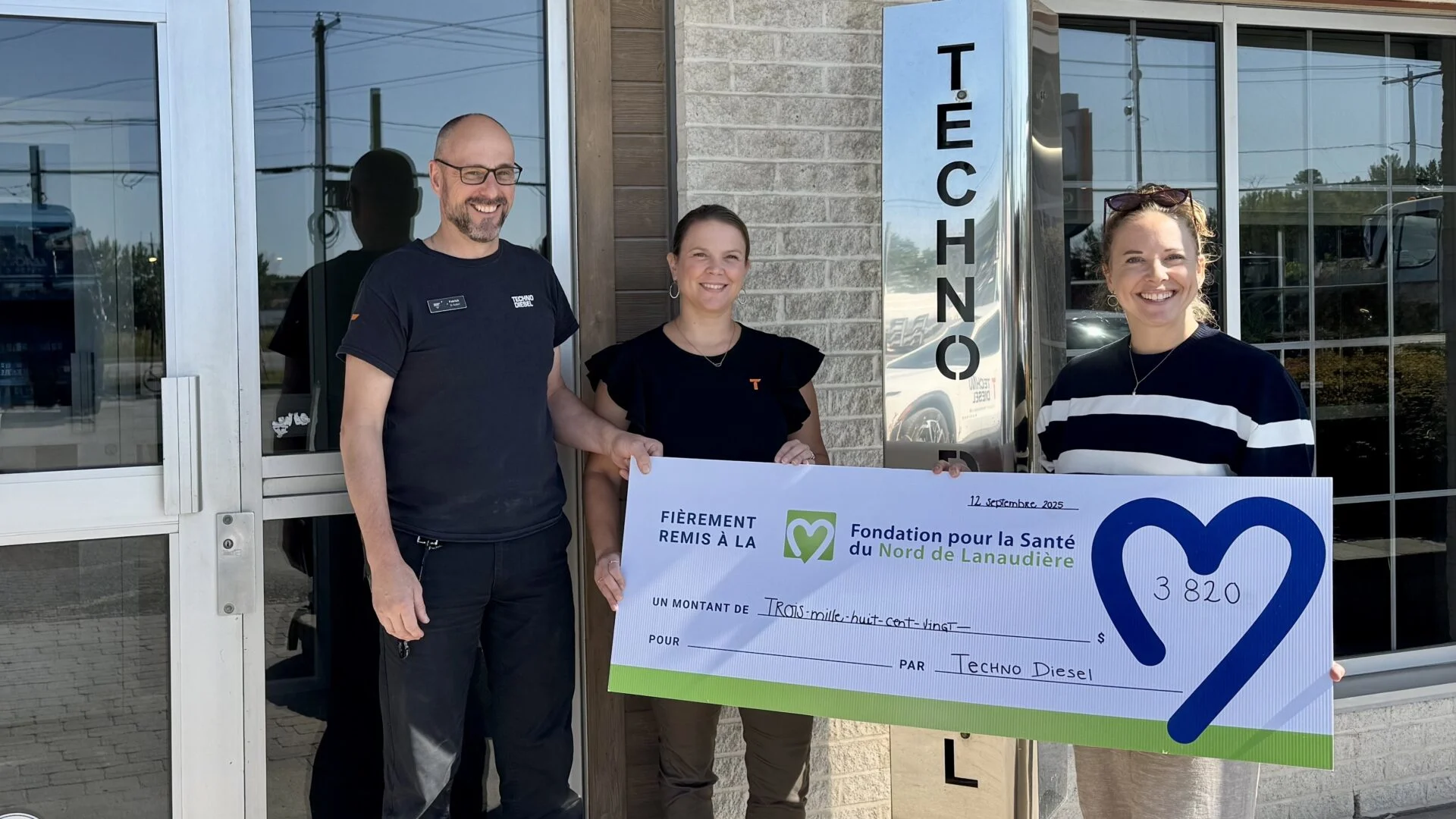 Patrick St-Aubin, commis aux pièces chez Techno Diesel, Eliane Melançon, secrétaire adjointe chez Techno Diesel et Maude Malo, directrice générale de la fondation. (Photo gracieuseté)