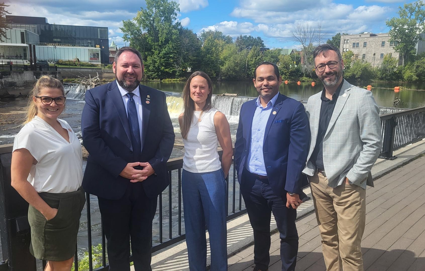 L’équipe de la CDÉJ accompagnée de son président, également préfet de la MRC de Joliette et maire de la Ville de Joliette, Pierre-Luc Bellerose. (Photo gracieuseté)
