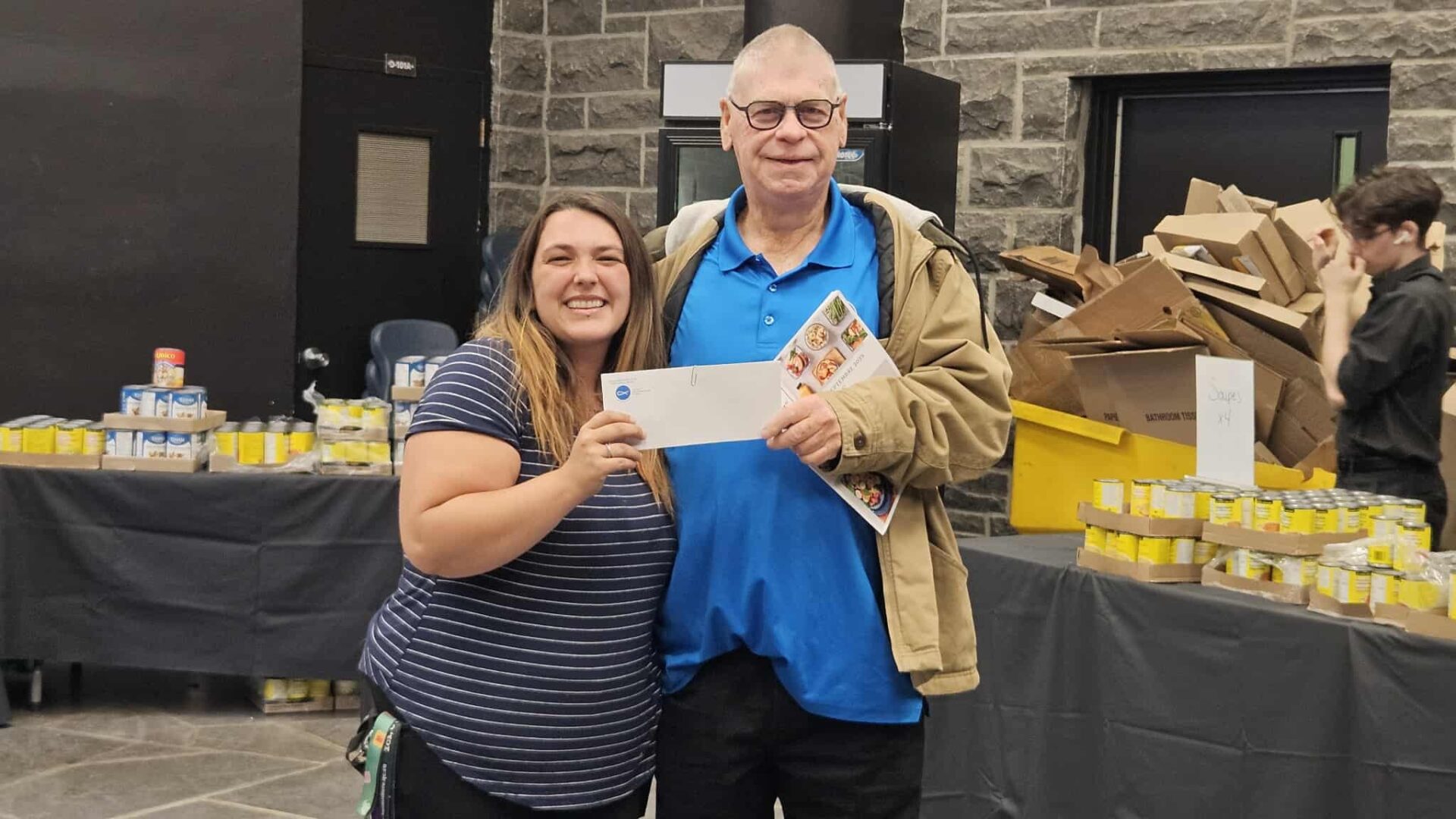 Sur la photo, le vice-président de la Société Saint-Vincent de Paul, Mario-Vadnais, accompagné de l’initiatrice du projet, Mégane Bourdon. (Photo gracieuseté)
