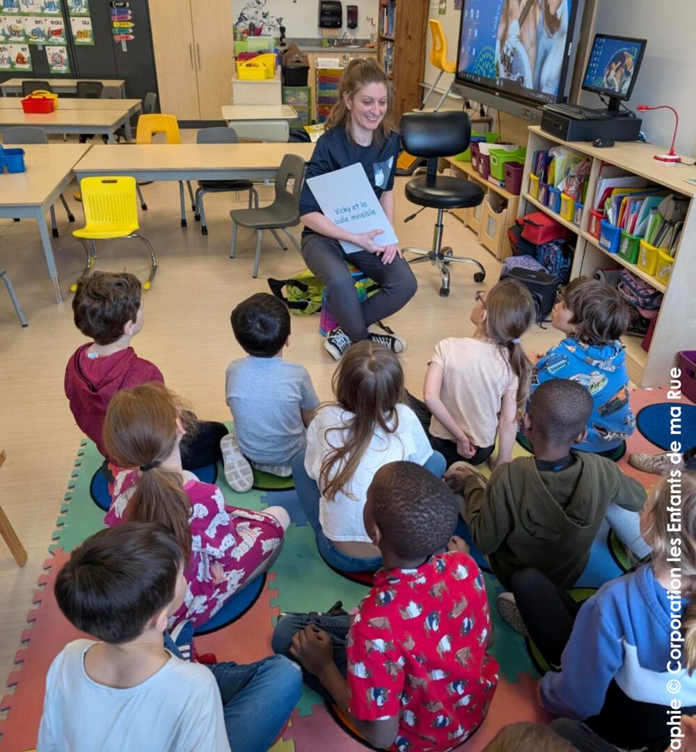 Les intervenantes de la corporation viennent dans les classes pour les éduquer de façon ludique sur la différence. (Photo gracieuseté – Marie-Josée Pépin)