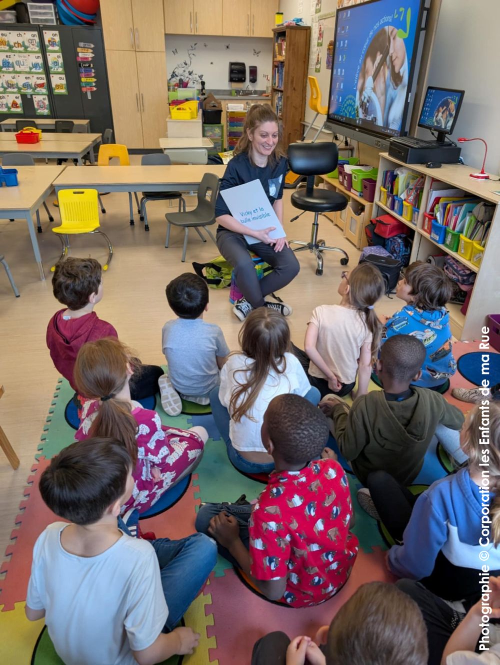 Les intervenantes de la corporation viennent dans les classes pour les éduquer de façon ludique sur la différence. (Photo gracieuseté – Marie-Josée Pépin)