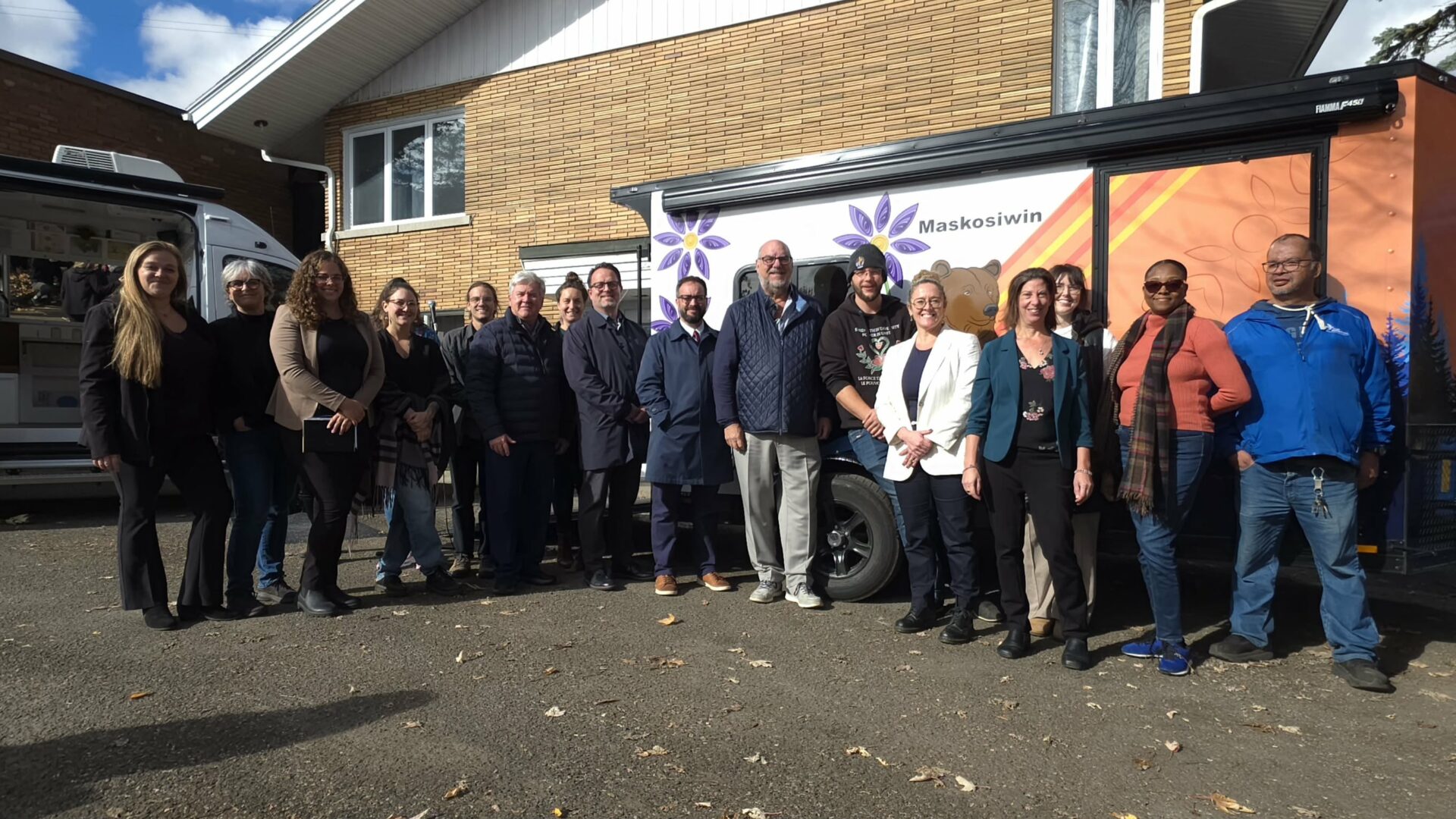 Divers élus, partenaires et représentants du Centre d’amitié autochtone de Lanaudière étaient présents pour l’inauguration de Maskosiwin. (Photo gracieuseté)