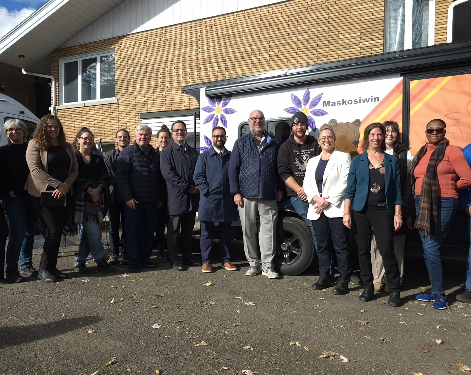 Divers élus, partenaires et représentants du Centre d’amitié autochtone de Lanaudière étaient présents pour l’inauguration de Maskosiwin. (Photo gracieuseté)