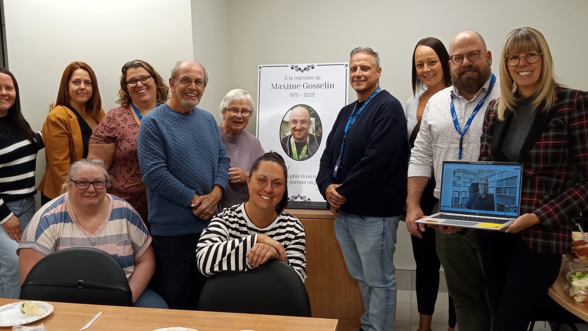 Les parents de Maxime Gosselin, Yvon et Carole, entourés de représentants du Centre jeunesse de Lanaudière. (Photo gracieuseté)