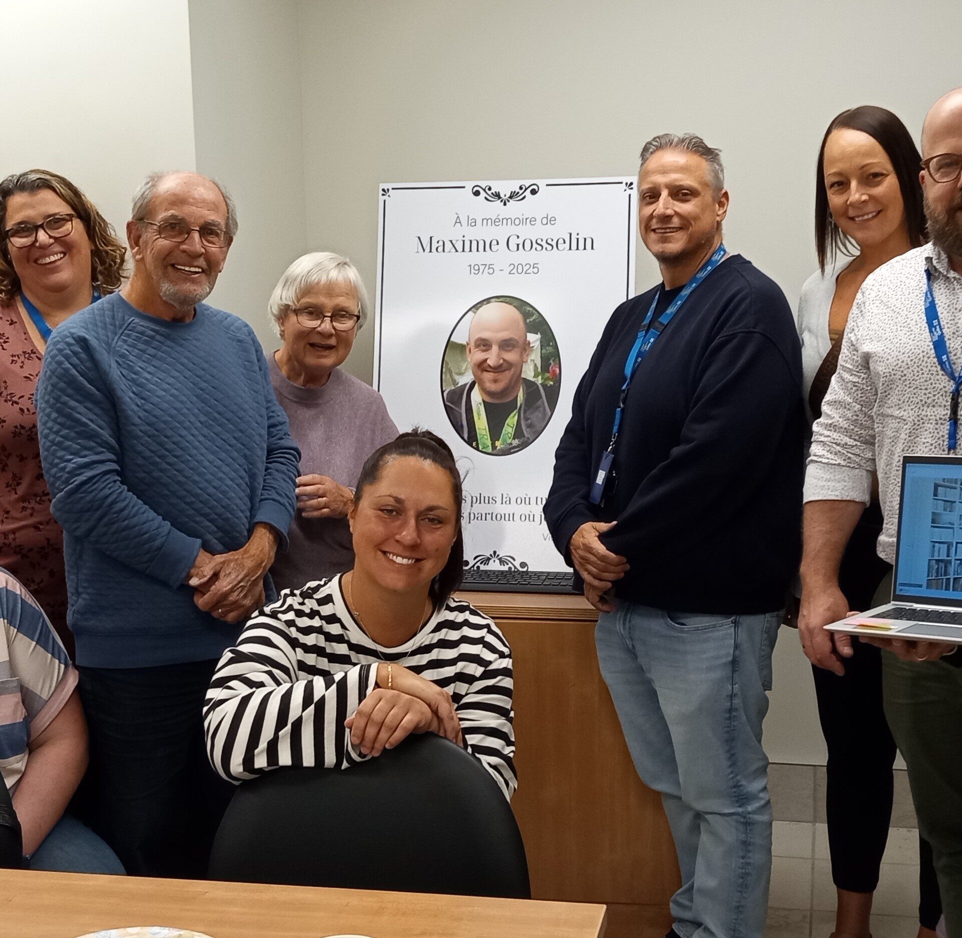 Les parents de Maxime Gosselin, Yvon et Carole, entourés de représentants du Centre jeunesse de Lanaudière. (Photo gracieuseté)