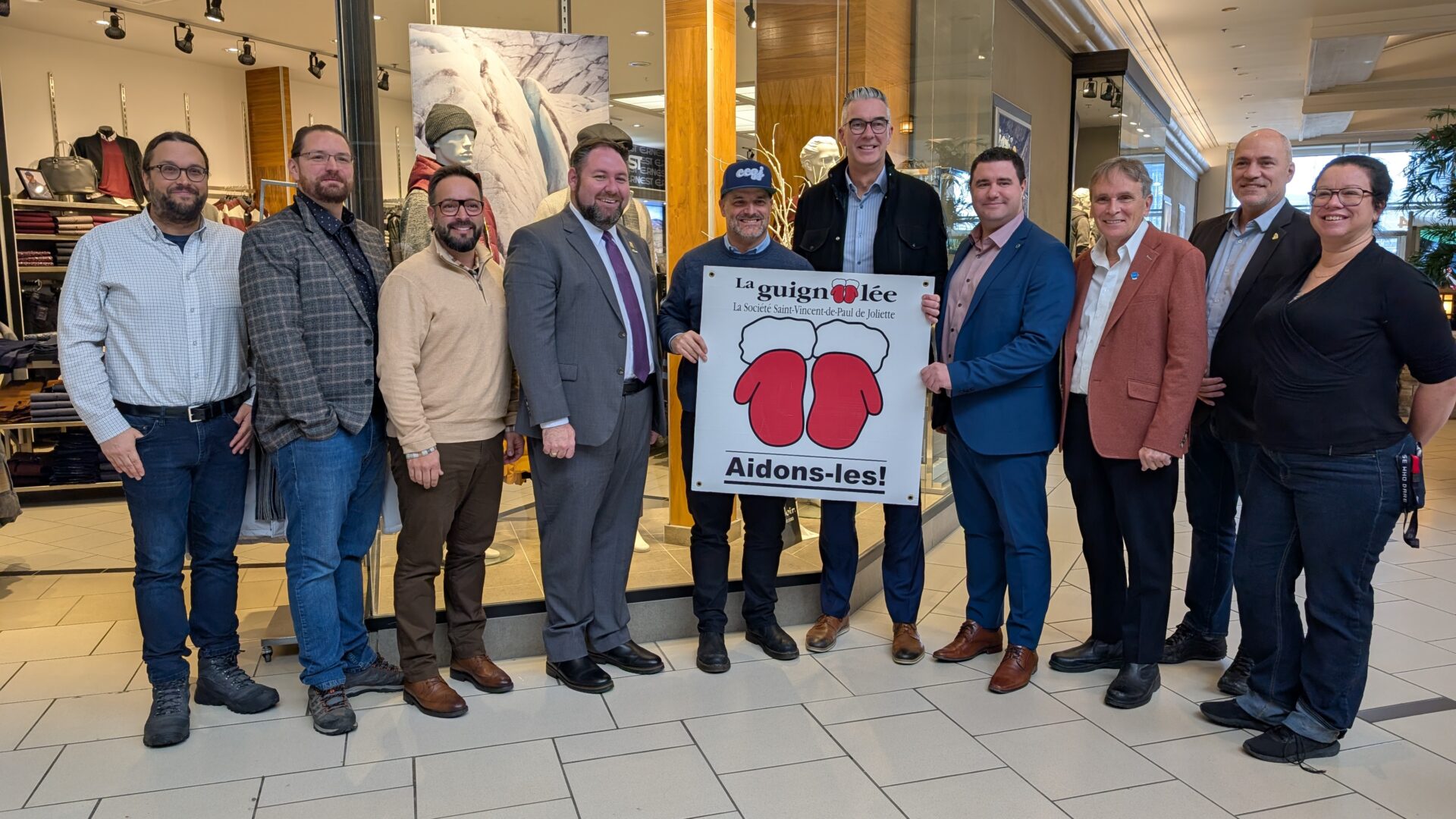 Gabriel Ste-Marie, député fédéral de Joliette; Marc Pelletier, maire de Saint-Paul; Alexis Nantel, maire de Saint-Charles-Borromée; Pierre-Luc Bellerose, maire de Joliette; Pol Brisset, président de la Chambre de commerce du Grand Joliette; Stéphane Morel; David Tessier, directeur principal développement de marché pour la Caisse Desjardins de Joliette et du Centre de Lanaudière; André Nadeau; Vincent Bolduc, attaché politique du député provincial de Joliette et Josianne Proulx. (Photo Médialo – Jason Joly)