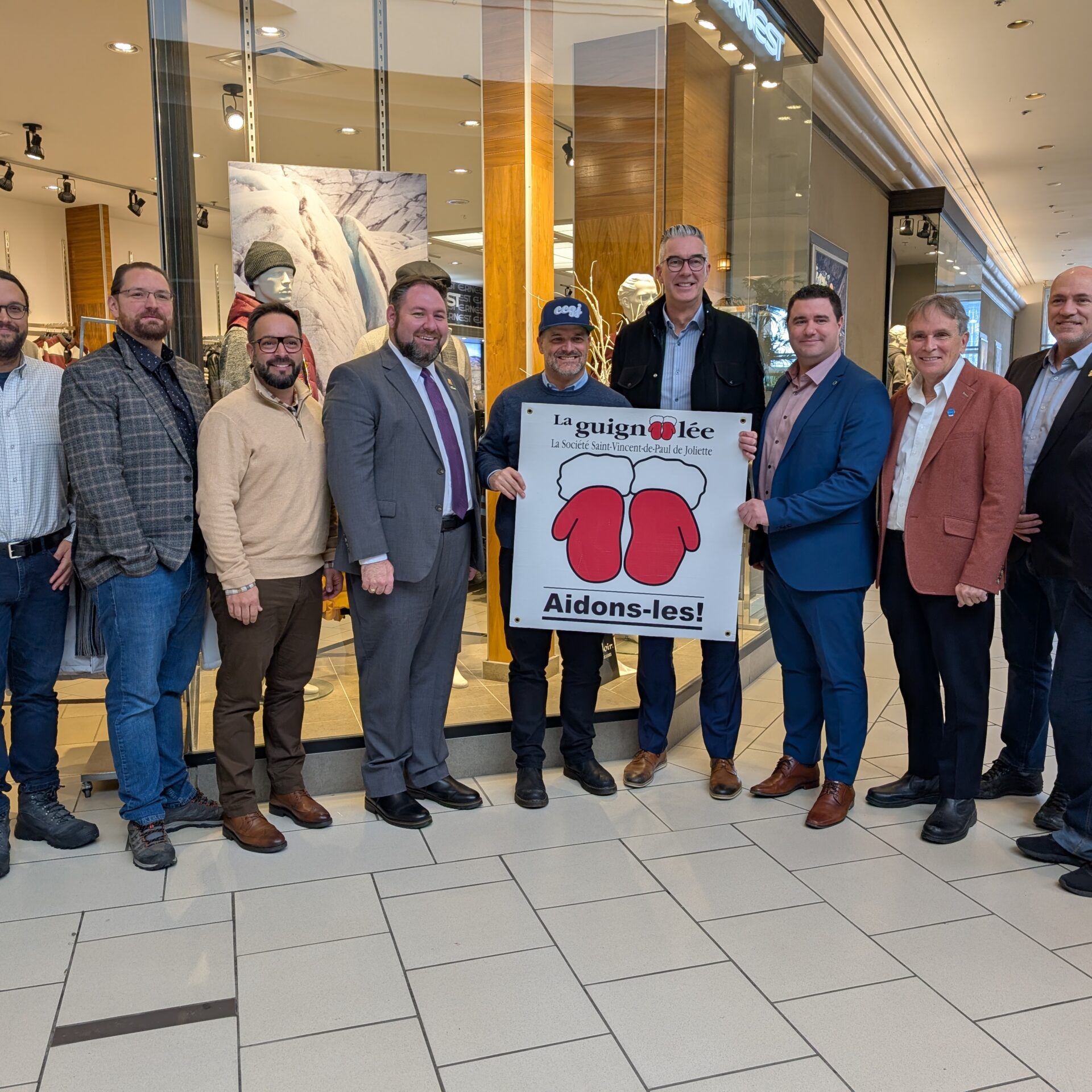 Gabriel Ste-Marie, député fédéral de Joliette; Marc Pelletier, maire de Saint-Paul; Alexis Nantel, maire de Saint-Charles-Borromée; Pierre-Luc Bellerose, maire de Joliette; Pol Brisset, président de la Chambre de commerce du Grand Joliette; Stéphane Morel; David Tessier, directeur principal développement de marché pour la Caisse Desjardins de Joliette et du Centre de Lanaudière; André Nadeau; Vincent Bolduc, attaché politique du député provincial de Joliette et Josianne Proulx. (Photo Médialo – Jason Joly)