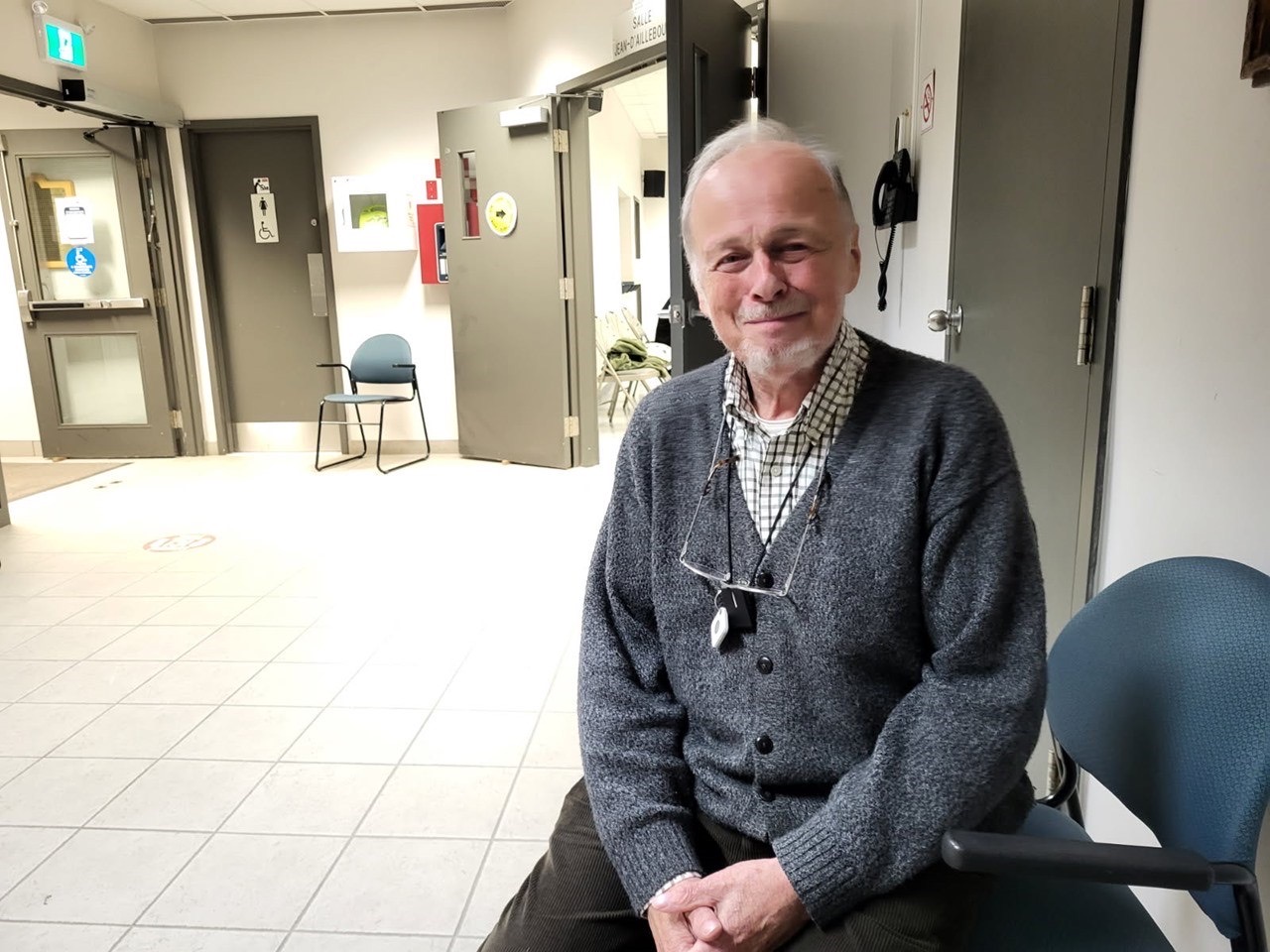 Yves Blanc, candidat à la mairie de Sainte-Mélanie, dans l'attente des résultats. Photo Médialo Mélissa Blouin