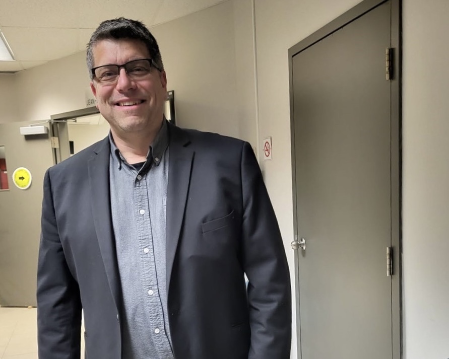 Hugues G. Hénault, le soir des élections, dans l'attente des résultats. Photo Médialo Mélissa Blouin