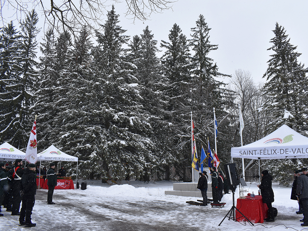 Une cérémonie de commémoration du jour du Souvenir a eu lieu le 16 novembre 2025 sur le site du nouveau mémorial de Saint-Félix-de-Valois. (Photo gracieuseté)