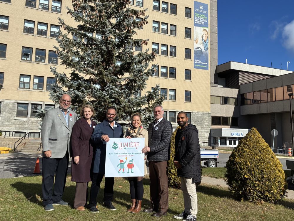 Claude Crépeau, directeur général de Saint-Charles-Borromée; Véronique Goyette, directrice des communications et affaires publiques à Saint-Charles-Borromée; Alexis Nantel, maire de Saint-Charles-Borromée; Maude Malo; Luc Ayotte, propriétaire de la Librairie Martin et Pierre-Luc Théroux, coordonnateur aux événements à la fondation. (Photo gracieuseté)