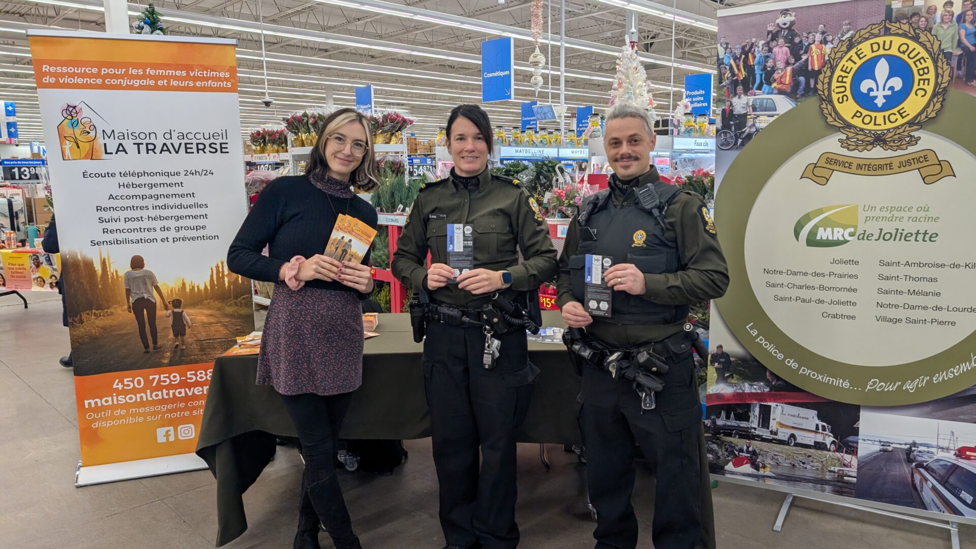 Vanessa, de la Maison d’accueil La Traverse, ainsi que les agents Geneviève Jetté et Benoit St-Yves. (Photo Médialo – Jason Joly)