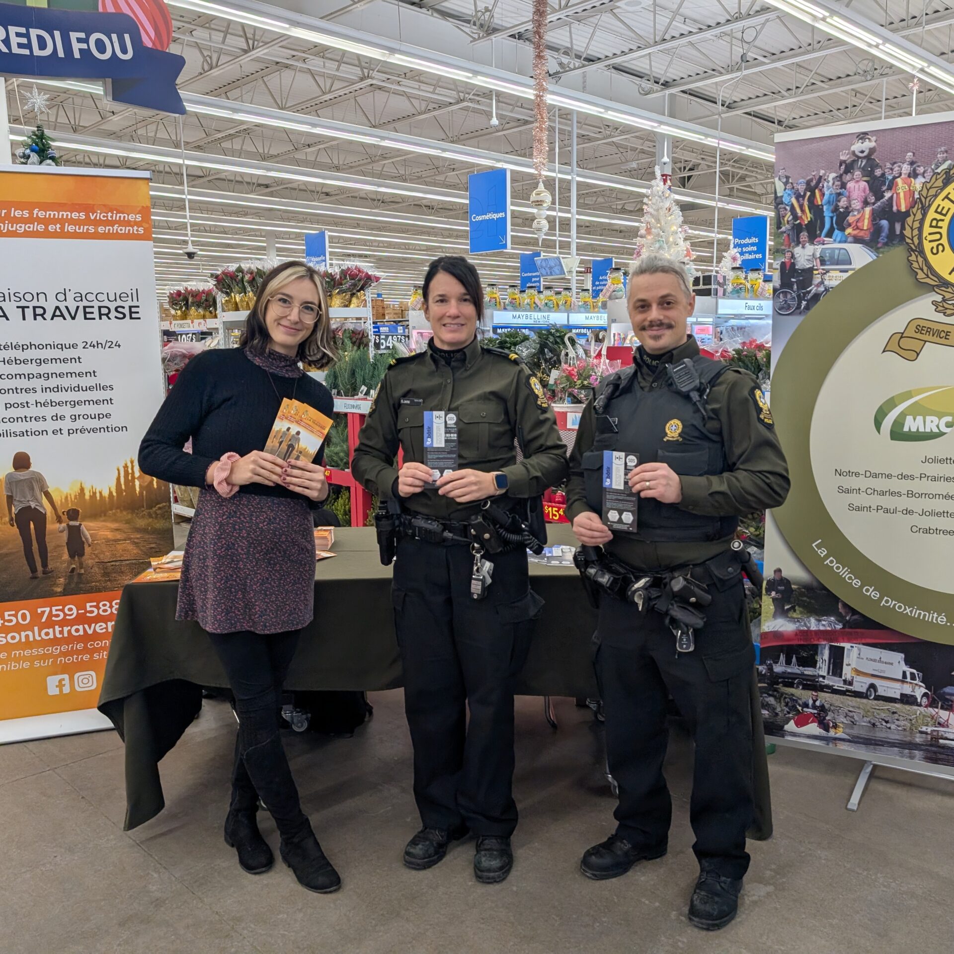 Vanessa, de la Maison d’accueil La Traverse, ainsi que les agents Geneviève Jetté et Benoit St-Yves. (Photo Médialo – Jason Joly)