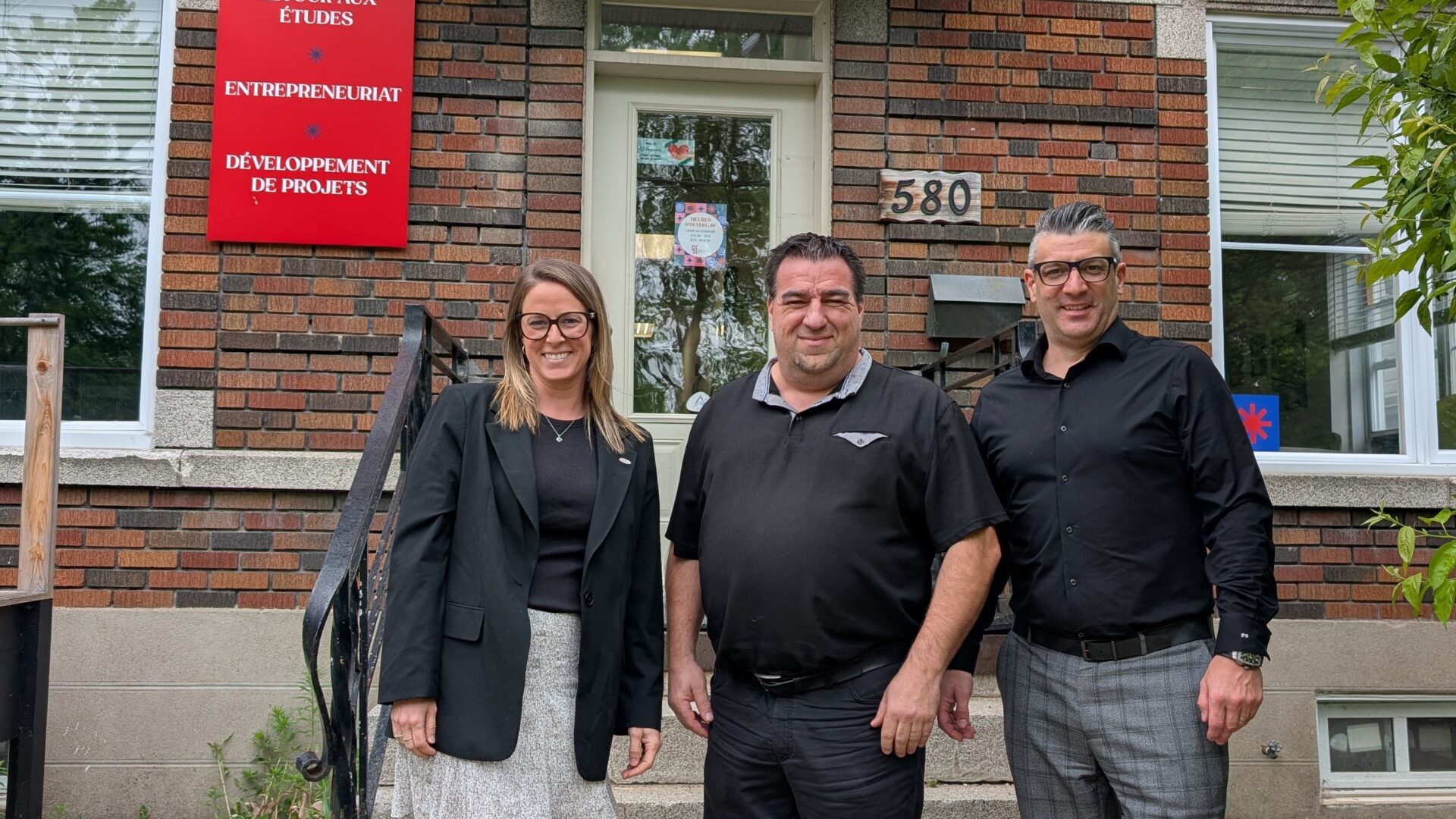 Vanessa Sylvestre, conseillère en communication et marketing, EBI; Bruno Ayotte, directeur général, CJE de D’Autray-Joliette et Philippe Belleville, président, Ventilation Jean Roy. (Photo gracieuseté)
