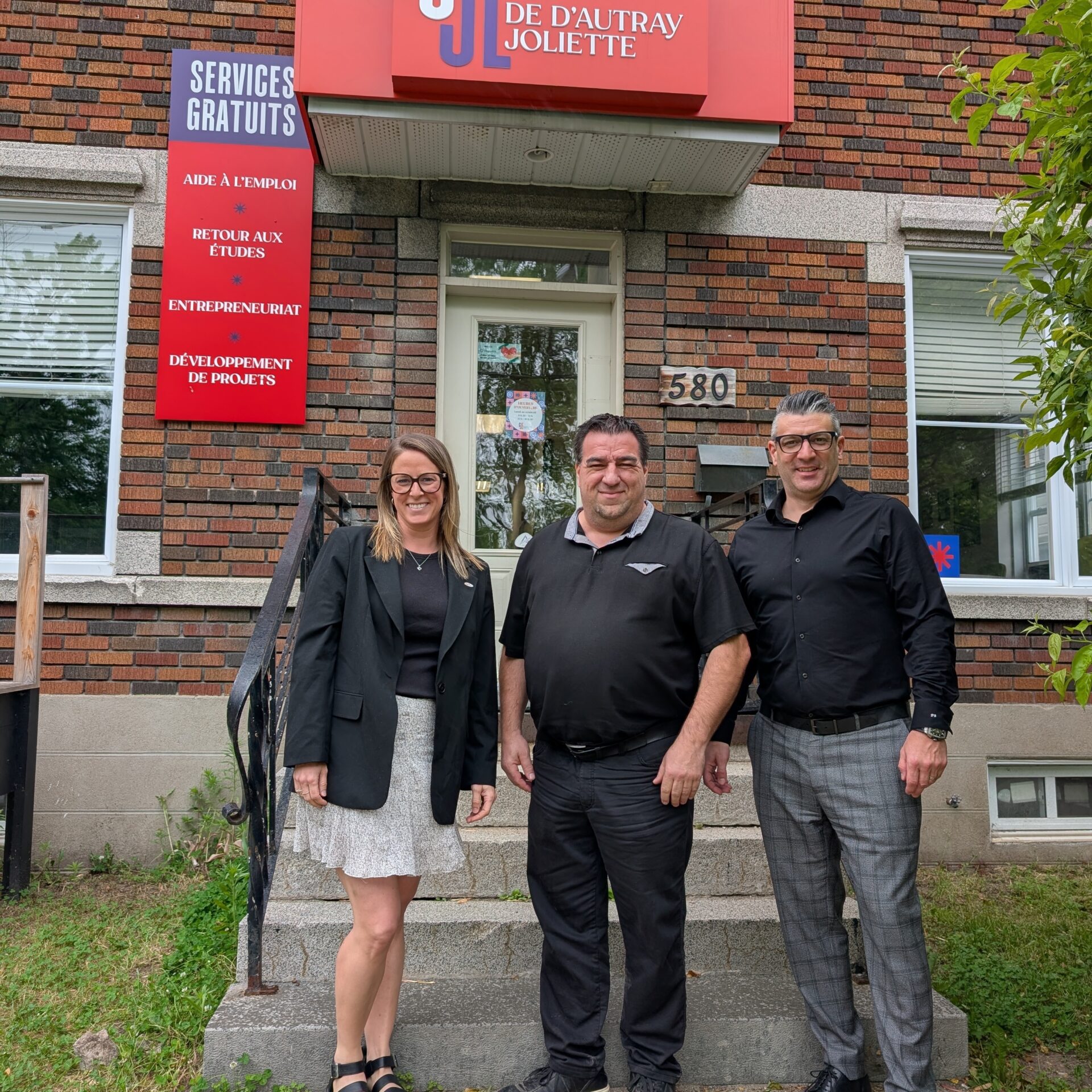Vanessa Sylvestre, conseillère en communication et marketing, EBI; Bruno Ayotte, directeur général, CJE de D’Autray-Joliette et Philippe Belleville, président, Ventilation Jean Roy. (Photo gracieuseté)