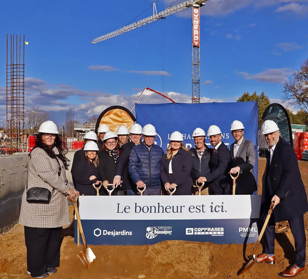 Les représentants des Habitations Bordeleau et des partenaires étaient présents pour la première pelletée de la résidence à venir. (Photo gracieuseté)