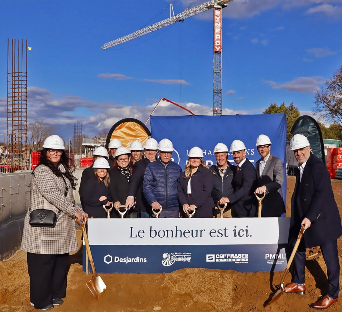 Les représentants des Habitations Bordeleau et des partenaires étaient présents pour la première pelletée de la résidence à venir. (Photo gracieuseté)