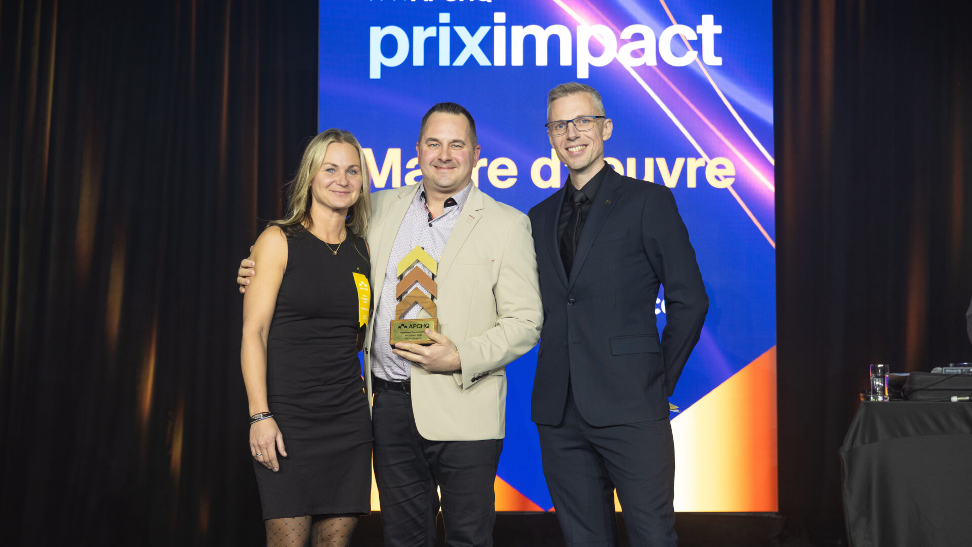 Candy Poissant, Charles Morneau et Dominic Roberge, de RénoAssistance, lors de la soirée de remise du prix. (Photo gracieuseté)